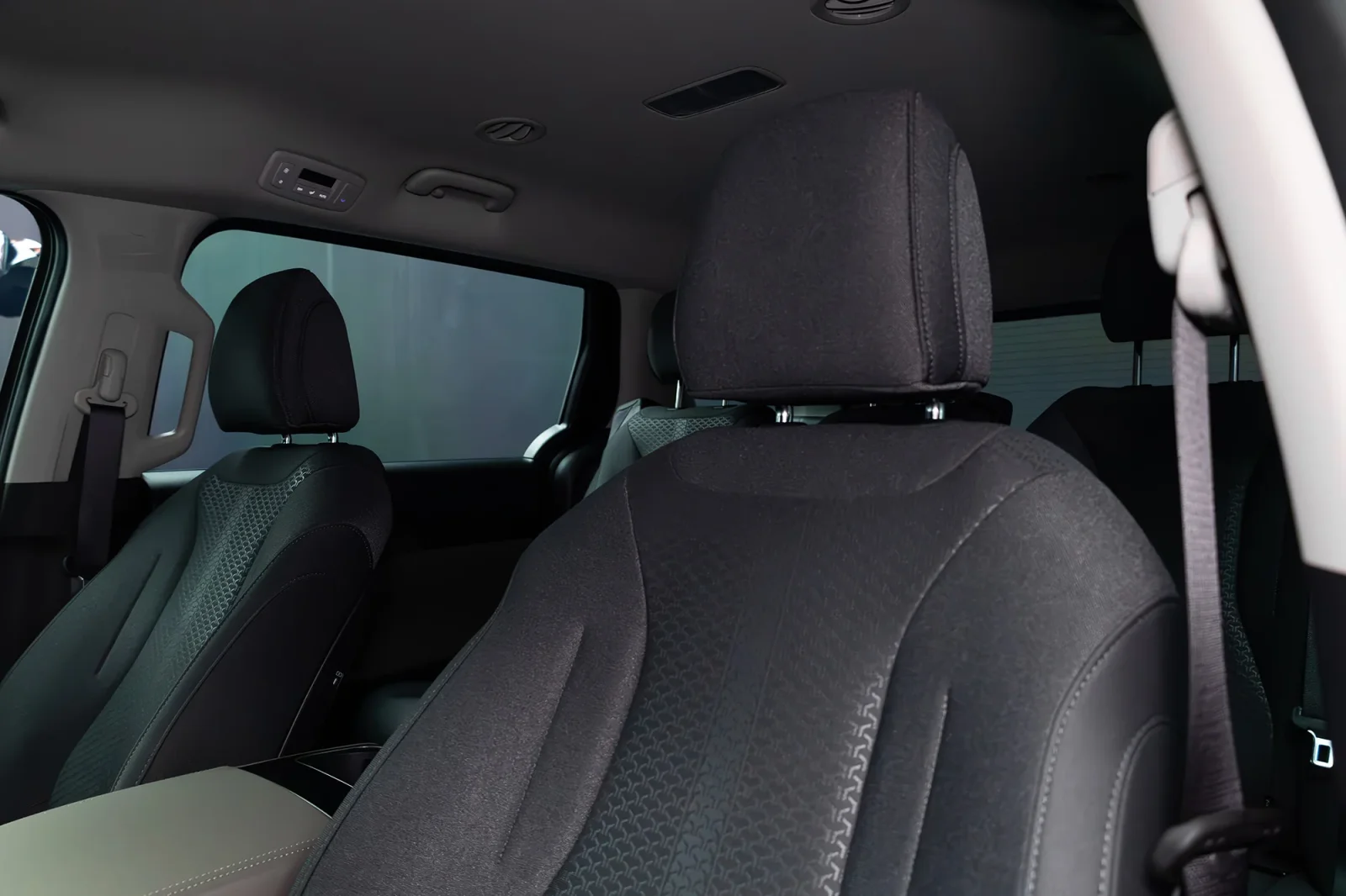 Huren Kia Carnival  Zilver 2026 in Abu Dhabi - 3 