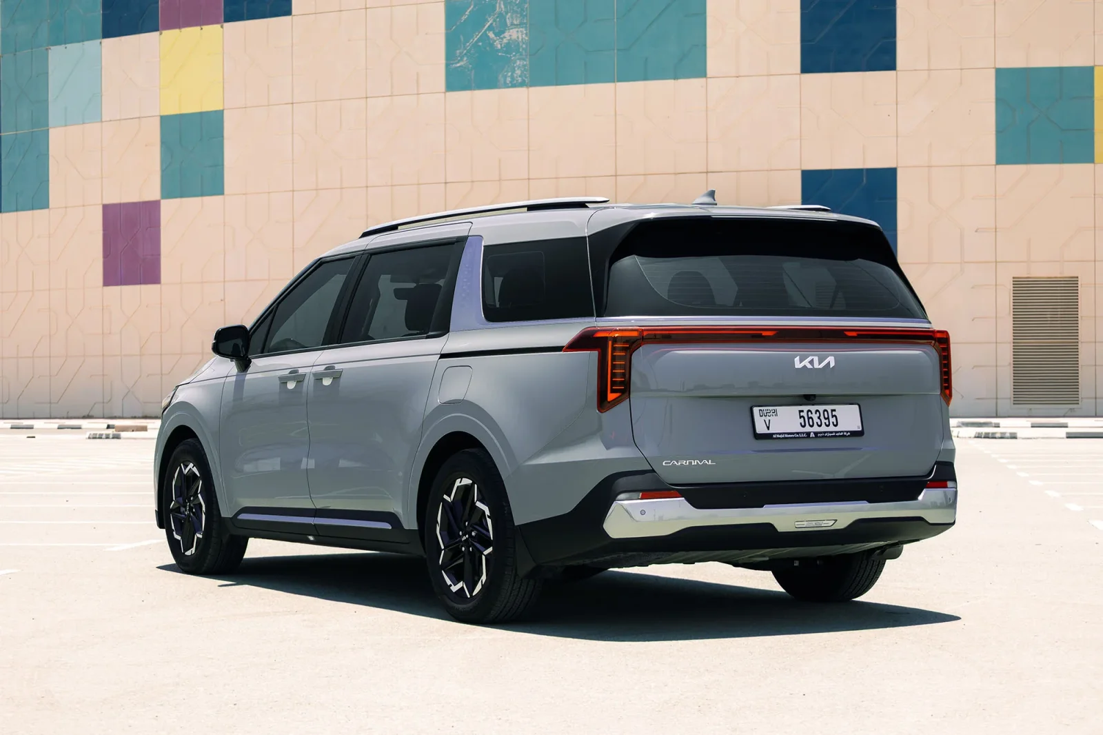 Huren Kia Carnival  Zilver 2026 in Abu Dhabi - 8 