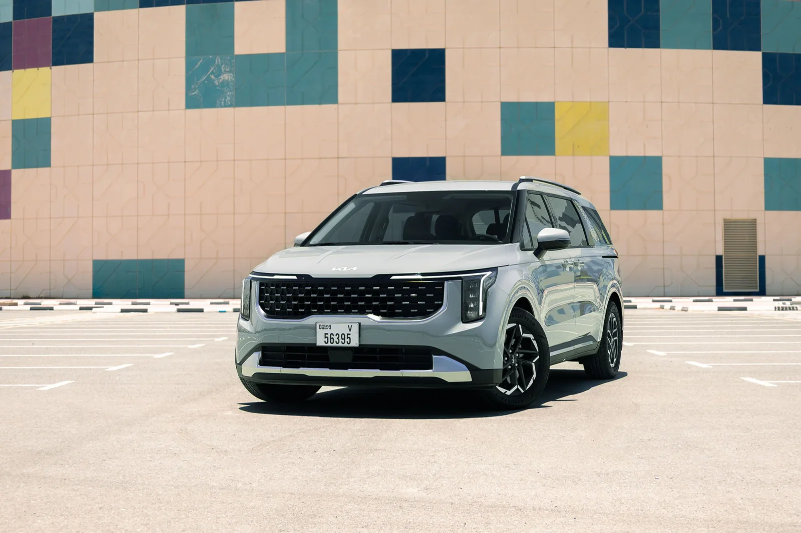 Huren Kia Carnival  Zilver 2026 in Abu Dhabi - 2 