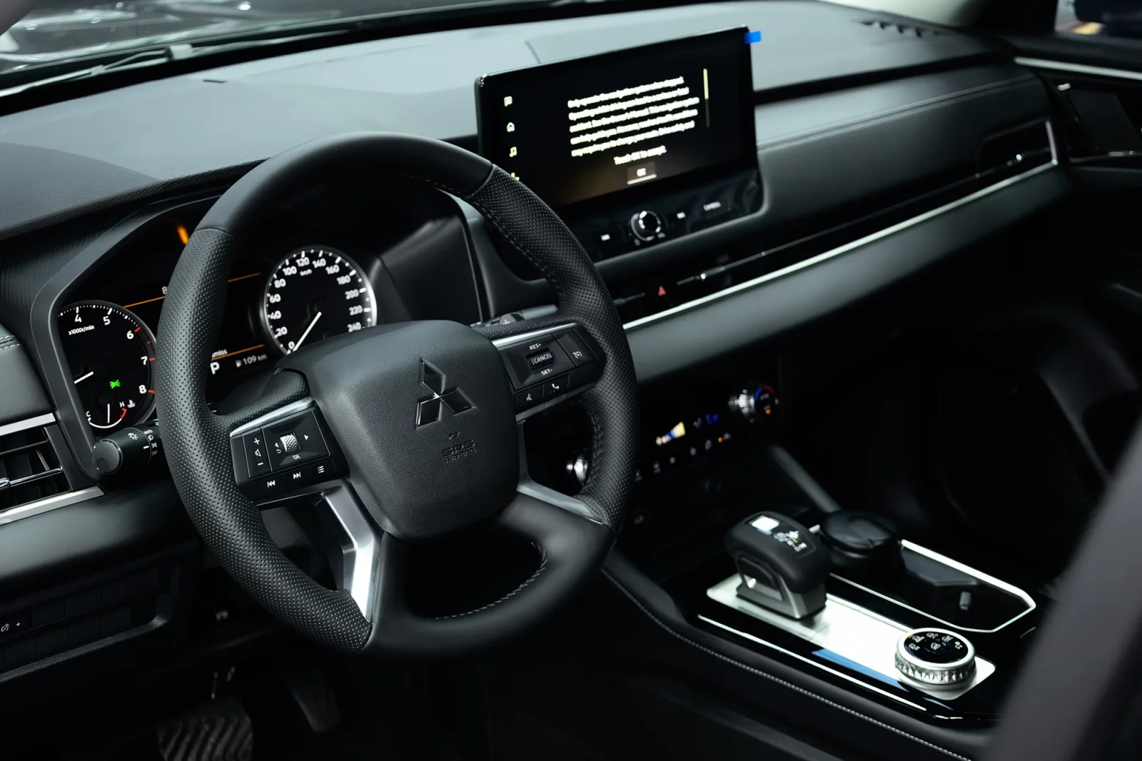 Huren Mitsubishi Outlander  Zwart 2026 in Abu Dhabi - 2 