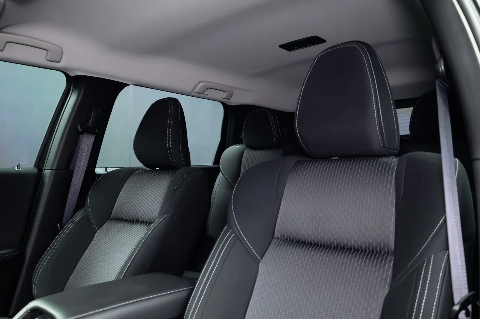 Huren Mitsubishi Outlander  Zwart 2026 in Abu Dhabi - 4 