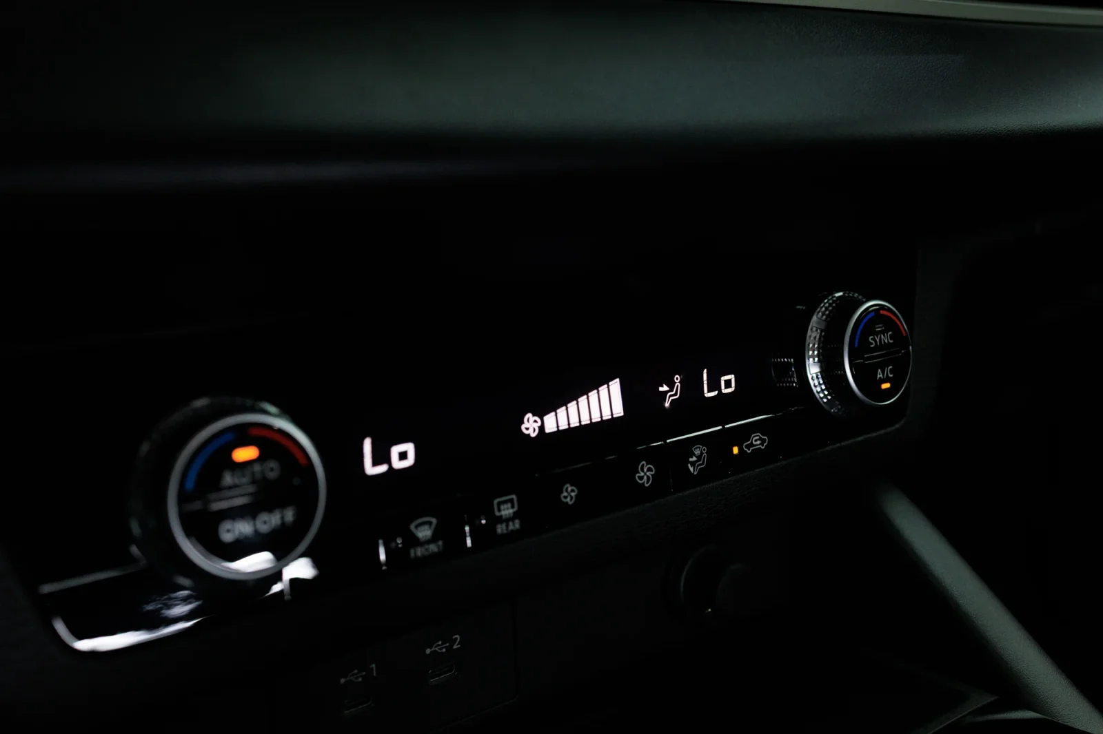 Huren Mitsubishi Outlander  Wit 2026 in Abu Dhabi - 9 