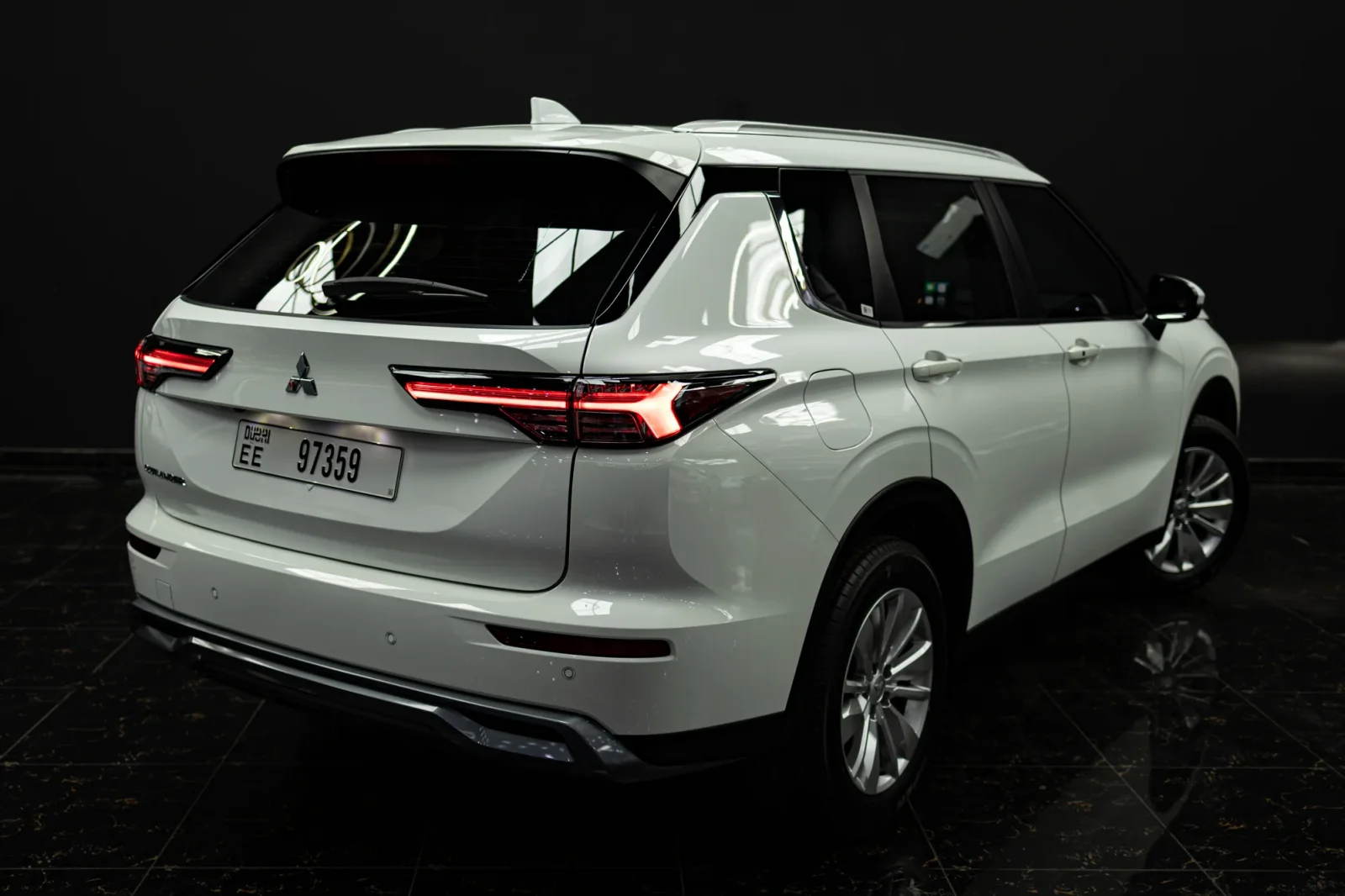Huren Mitsubishi Outlander  Wit 2026 in Abu Dhabi - 2 