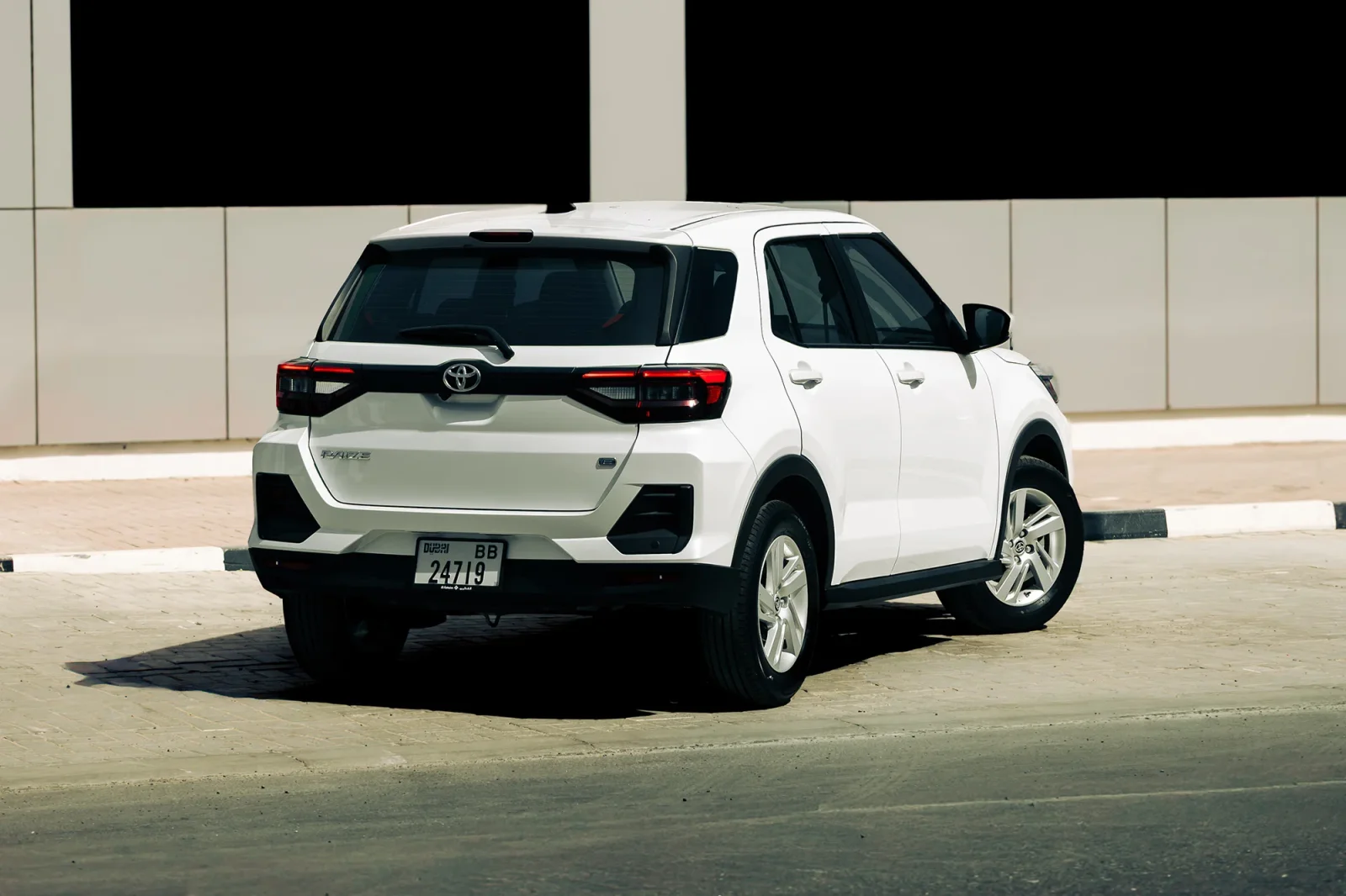 Huren Toyota Raize  Wit 2026 in Abu Dhabi - 6 