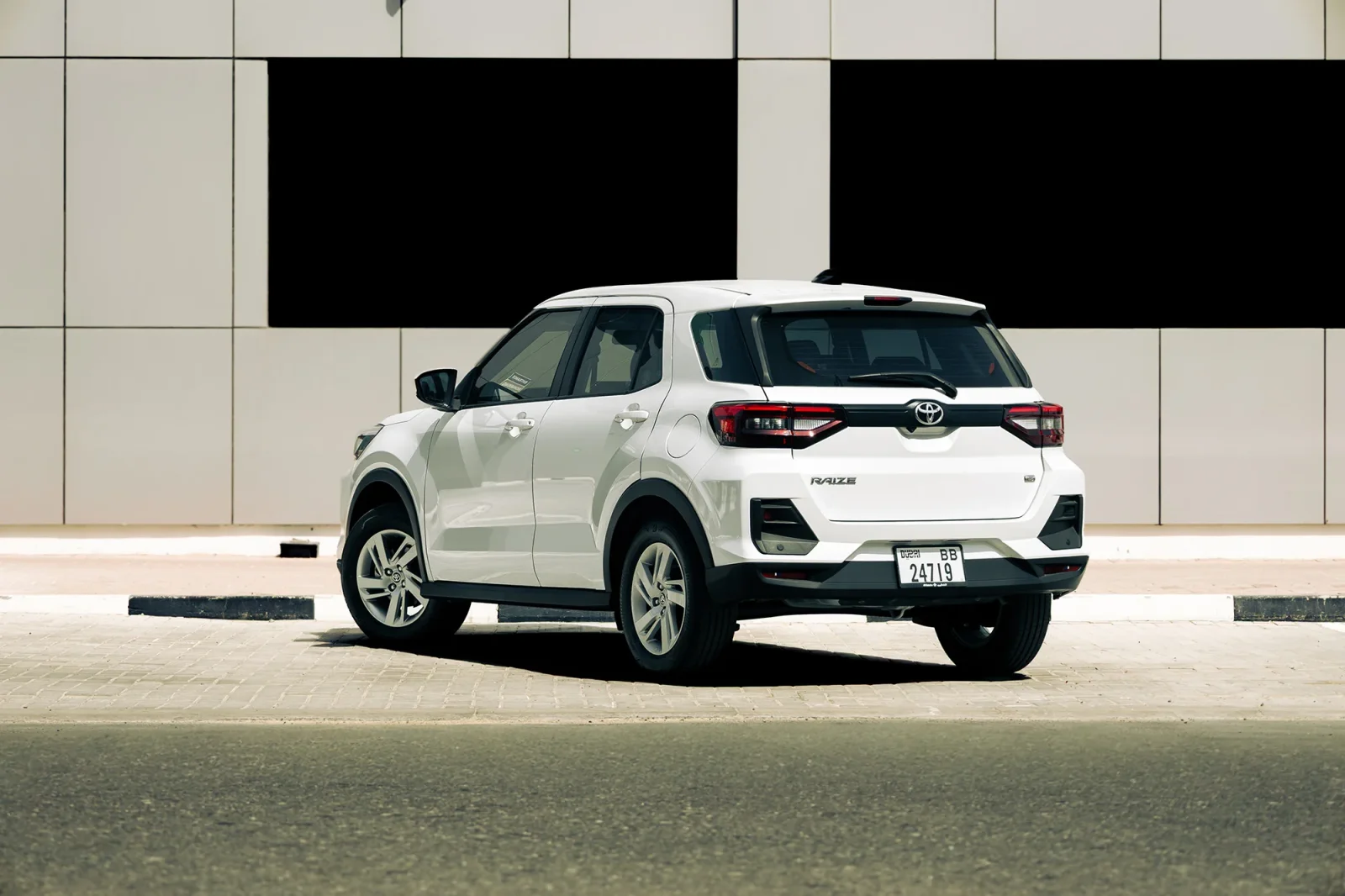 Huren Toyota Raize  Wit 2026 in Abu Dhabi - 7 