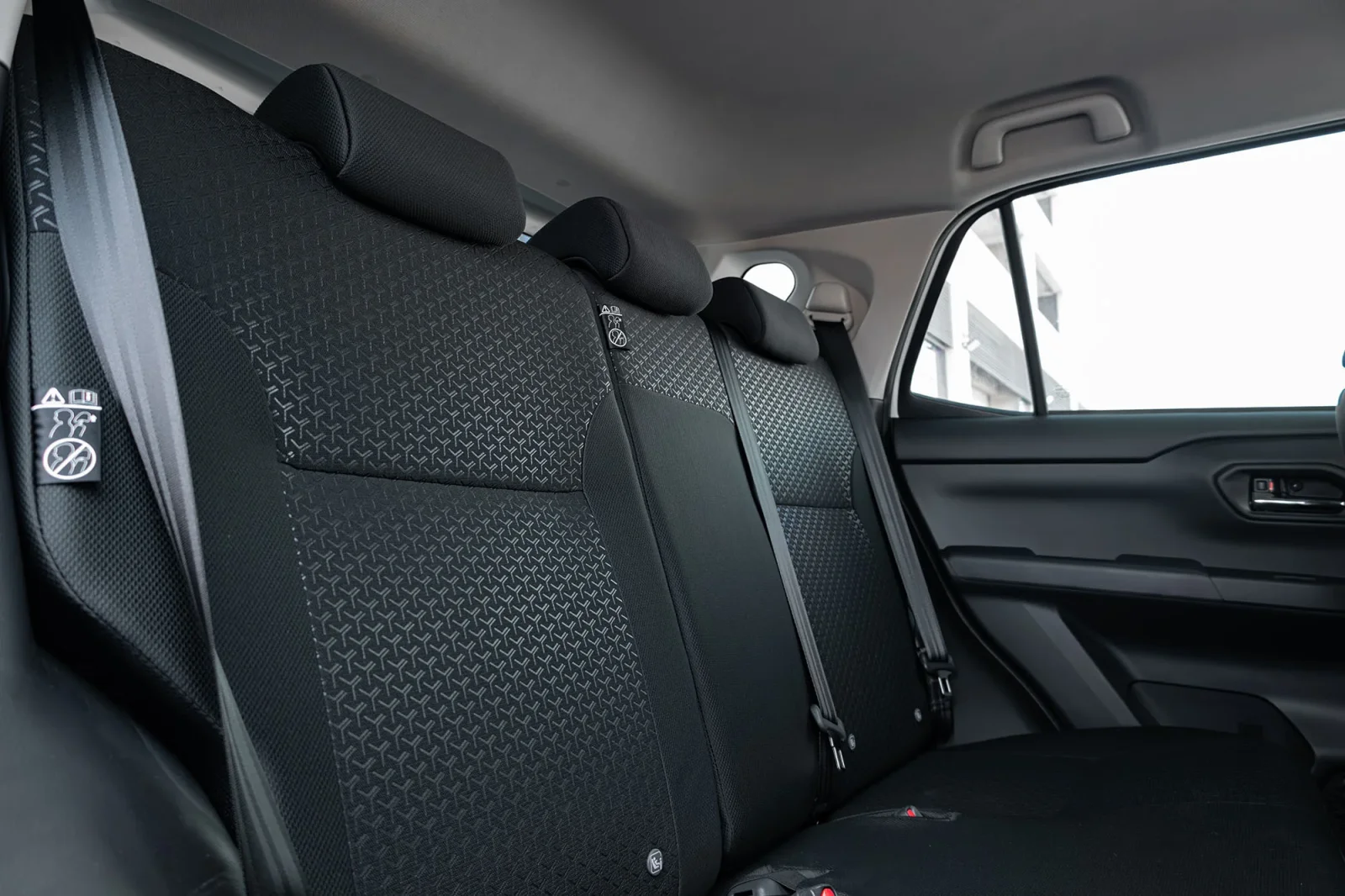 Huren Toyota Raize  Wit 2026 in Abu Dhabi - 5 
