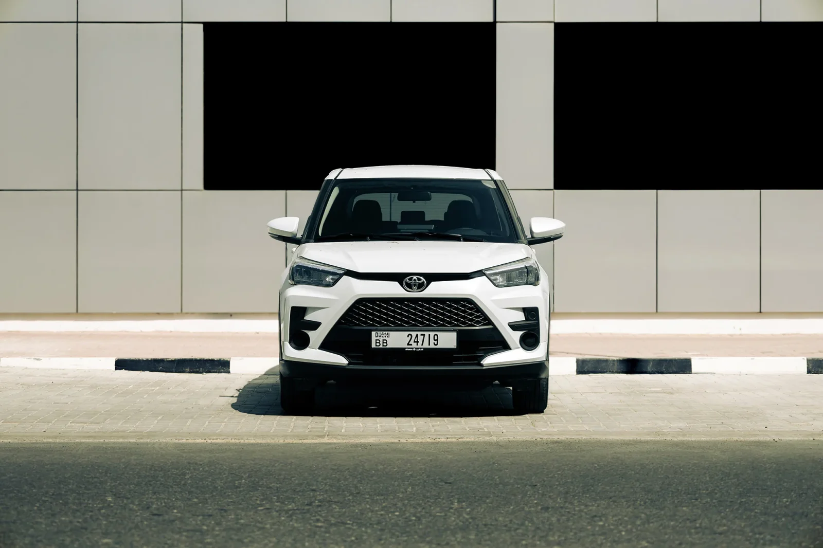 Huren Toyota Raize  Wit 2026 in Abu Dhabi - 2 