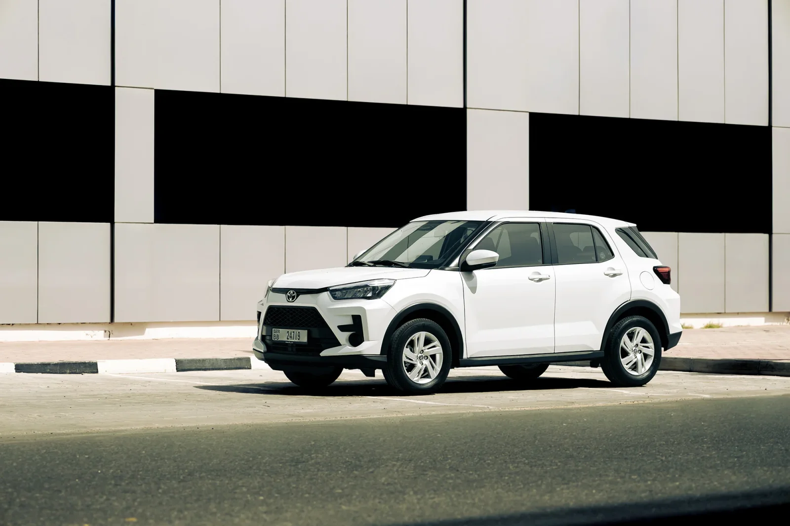 Huren Toyota Raize  Wit 2026 in Abu Dhabi - 9 