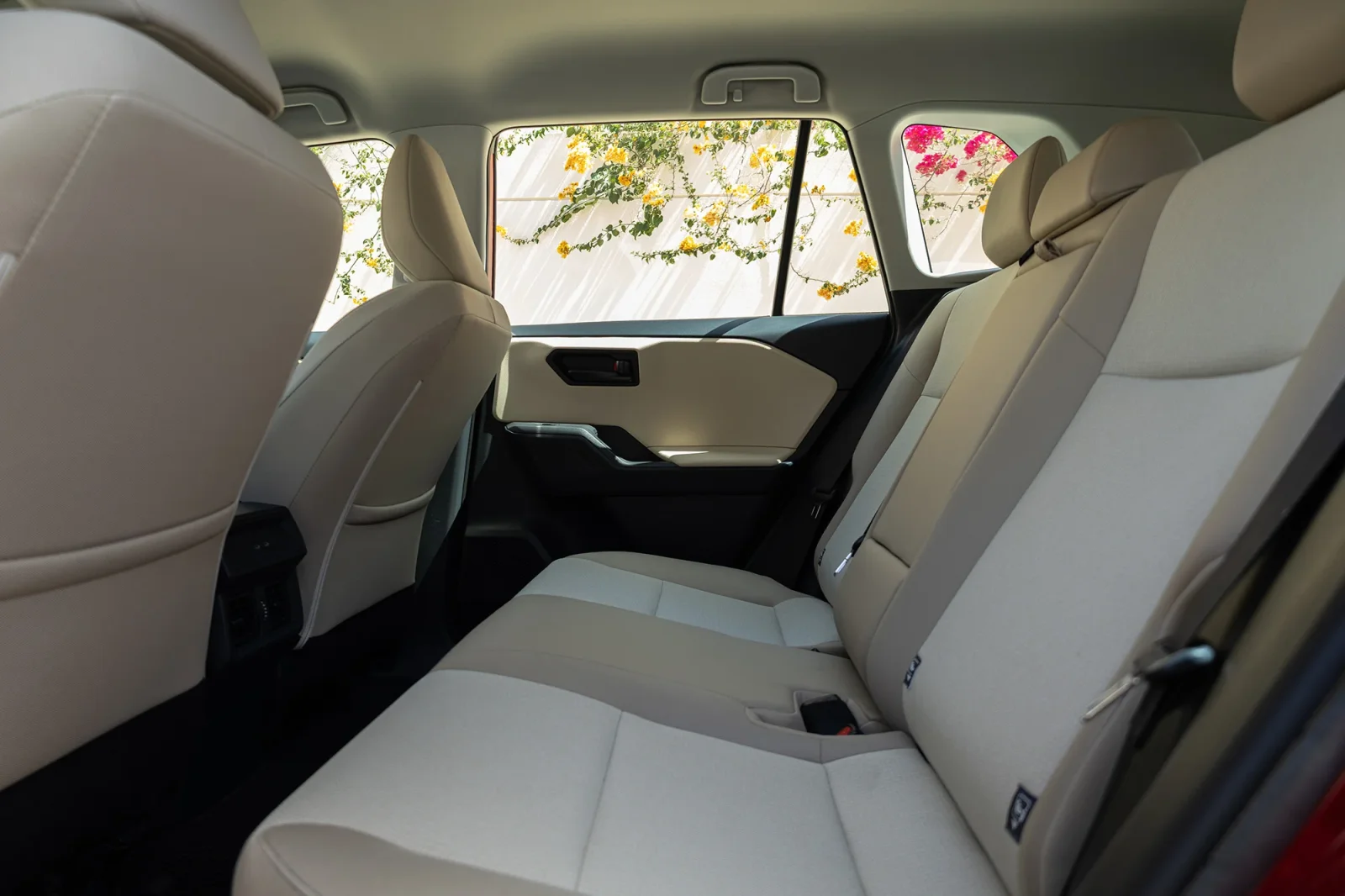 Huren Toyota RAV4  Rood 2026 in Abu Dhabi - 11 