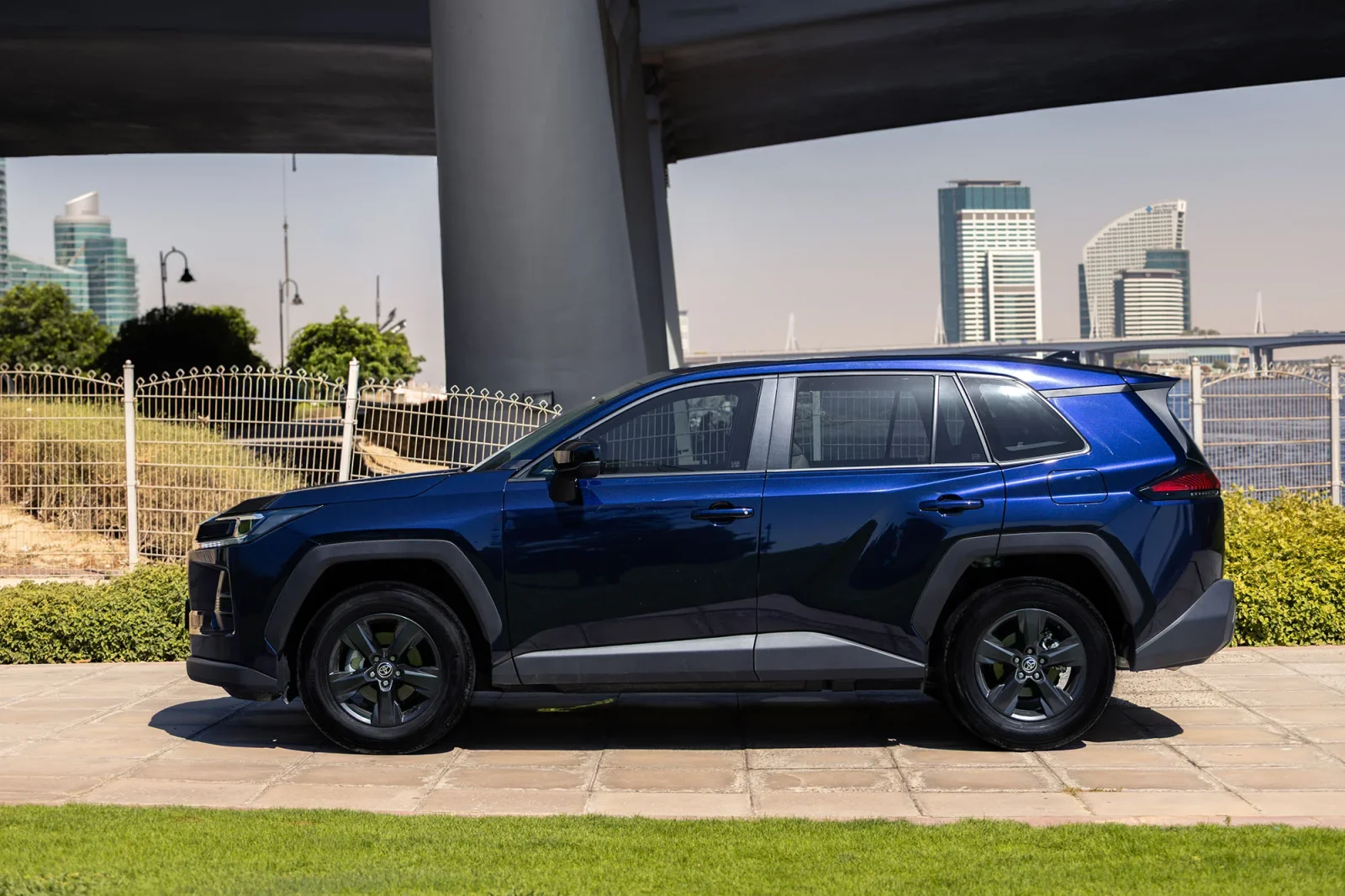 Huren Toyota RAV4  Blauw 2026 in Abu Dhabi - 9 