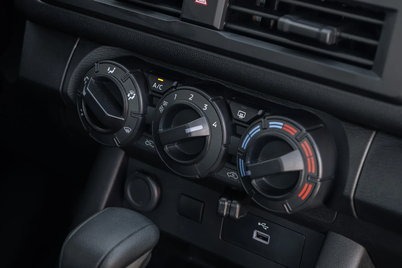 Huren Mitsubishi L200 Double Cap Wit 2026 in Abu Dhabi