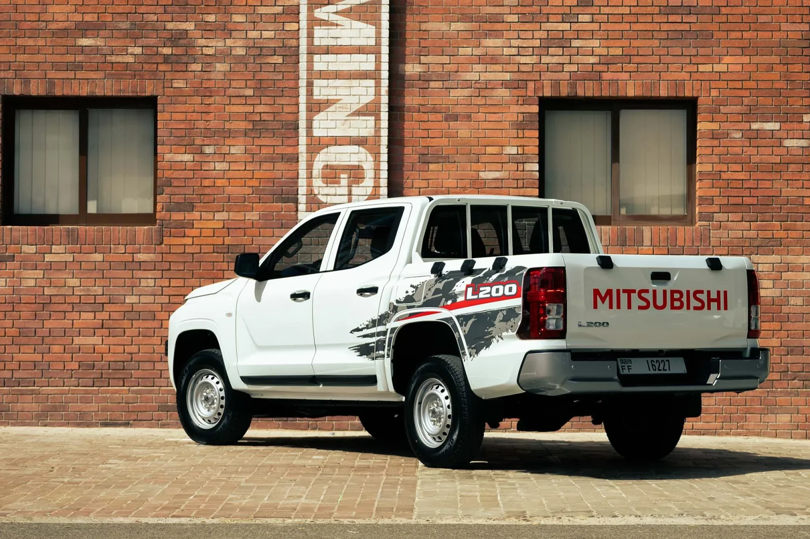 Huren Mitsubishi L200 Double Cap Wit 2026 in Abu Dhabi