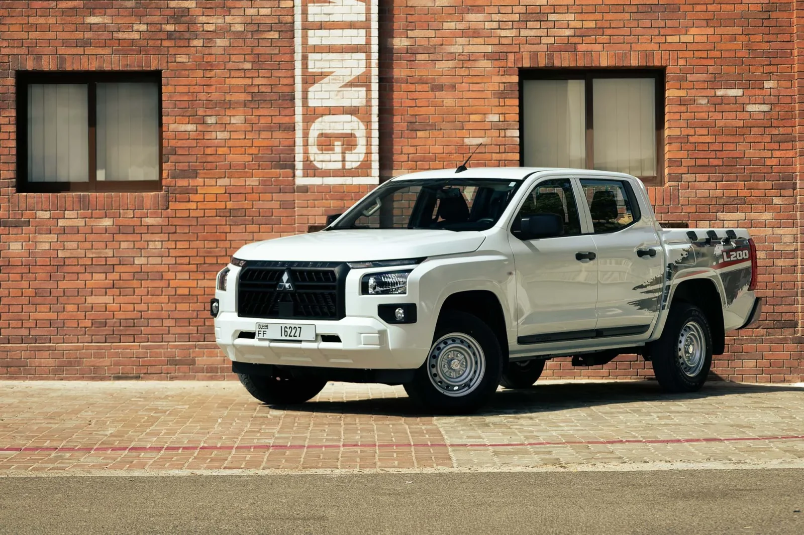 Huren Mitsubishi L200 Double Cap Wit 2026 in Abu Dhabi