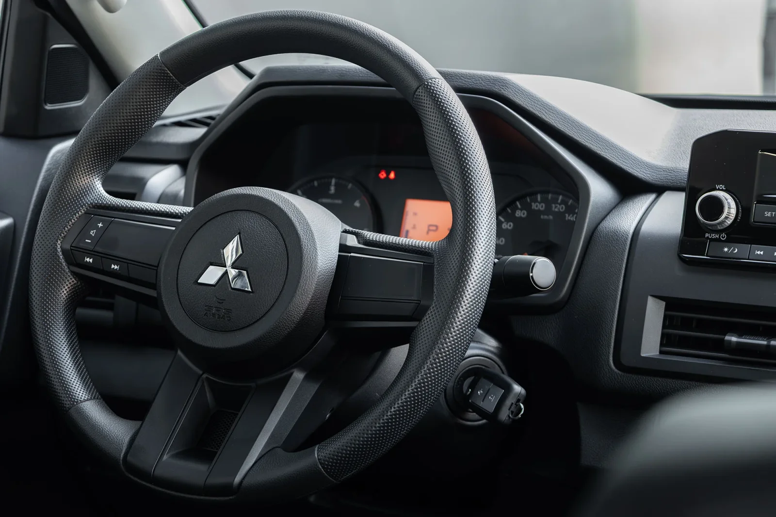 Huren Mitsubishi L200 Double Cap Wit 2026 in Abu Dhabi