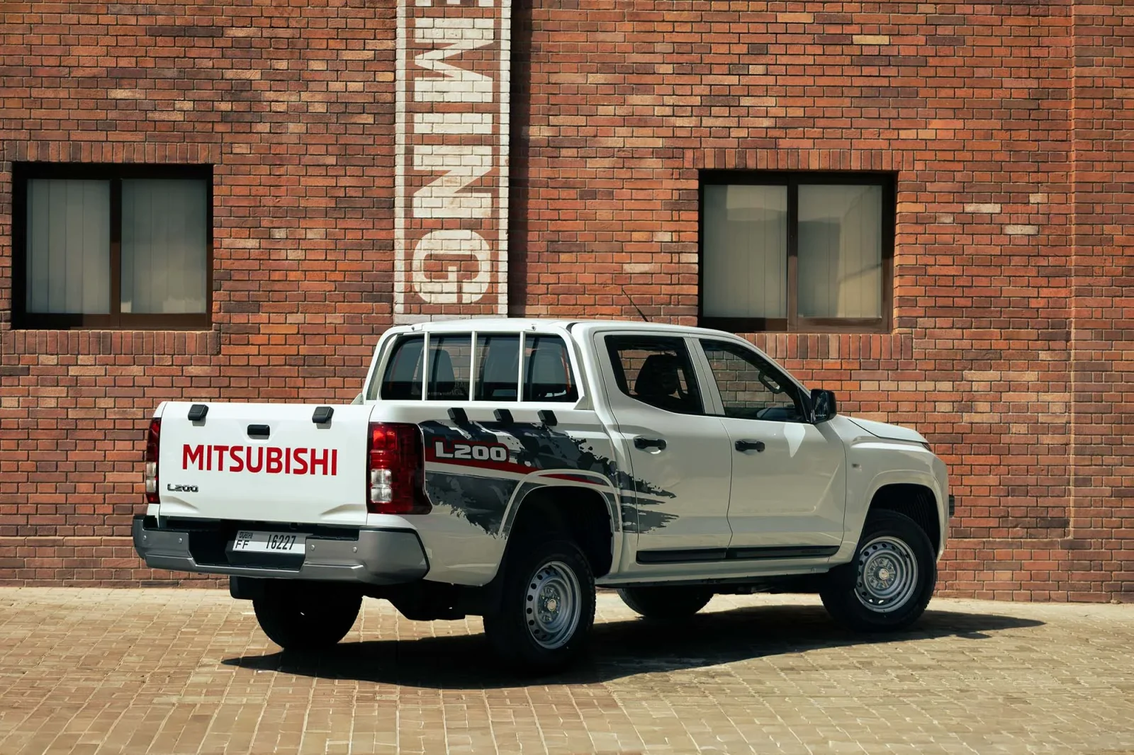 Huren Mitsubishi L200 Double Cap Wit 2026 in Abu Dhabi - 10 