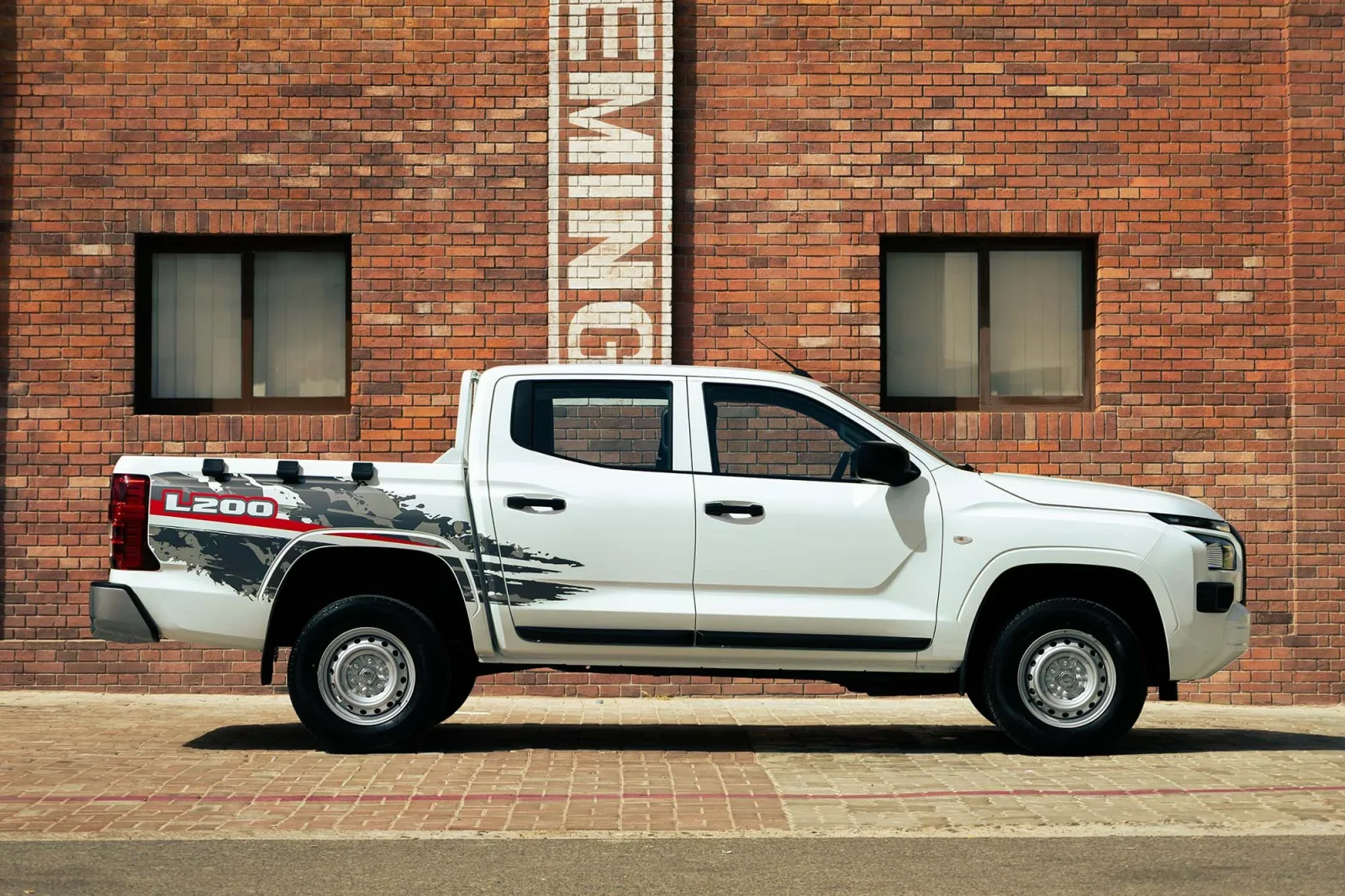 Huren Mitsubishi L200 Double Cap Wit 2026 in Abu Dhabi - 2 