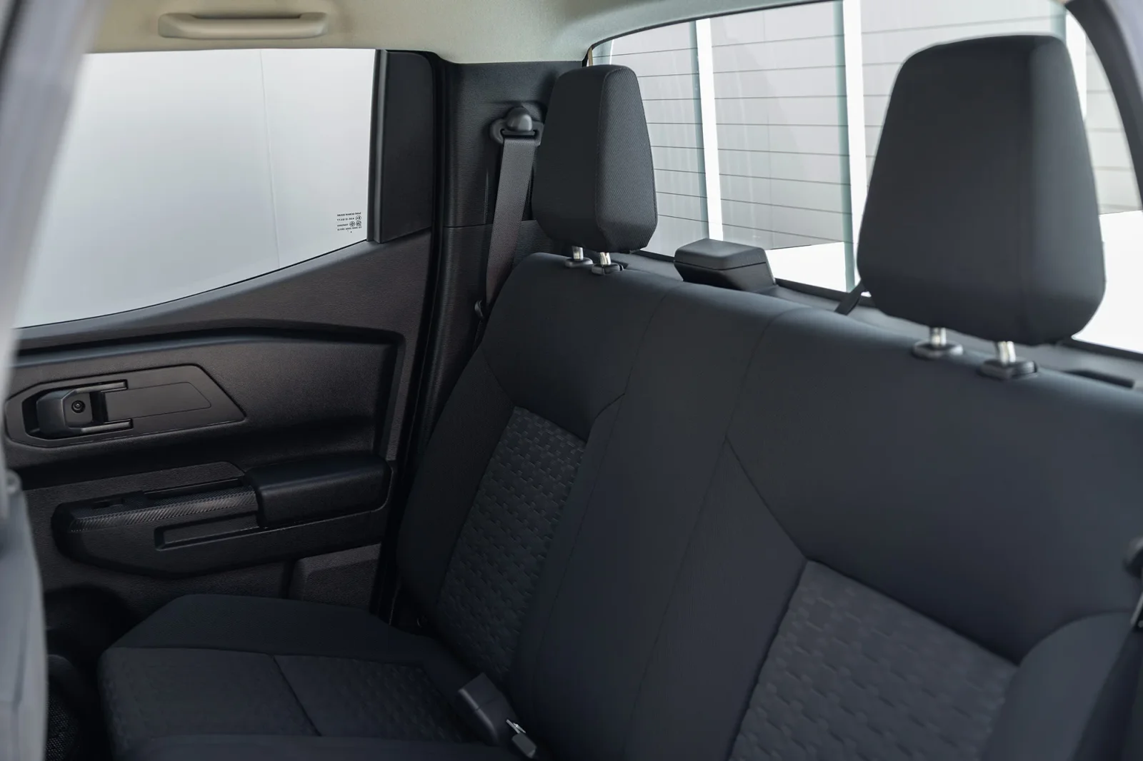 Huren Mitsubishi L200 Double Cap Wit 2026 in Abu Dhabi - 14 