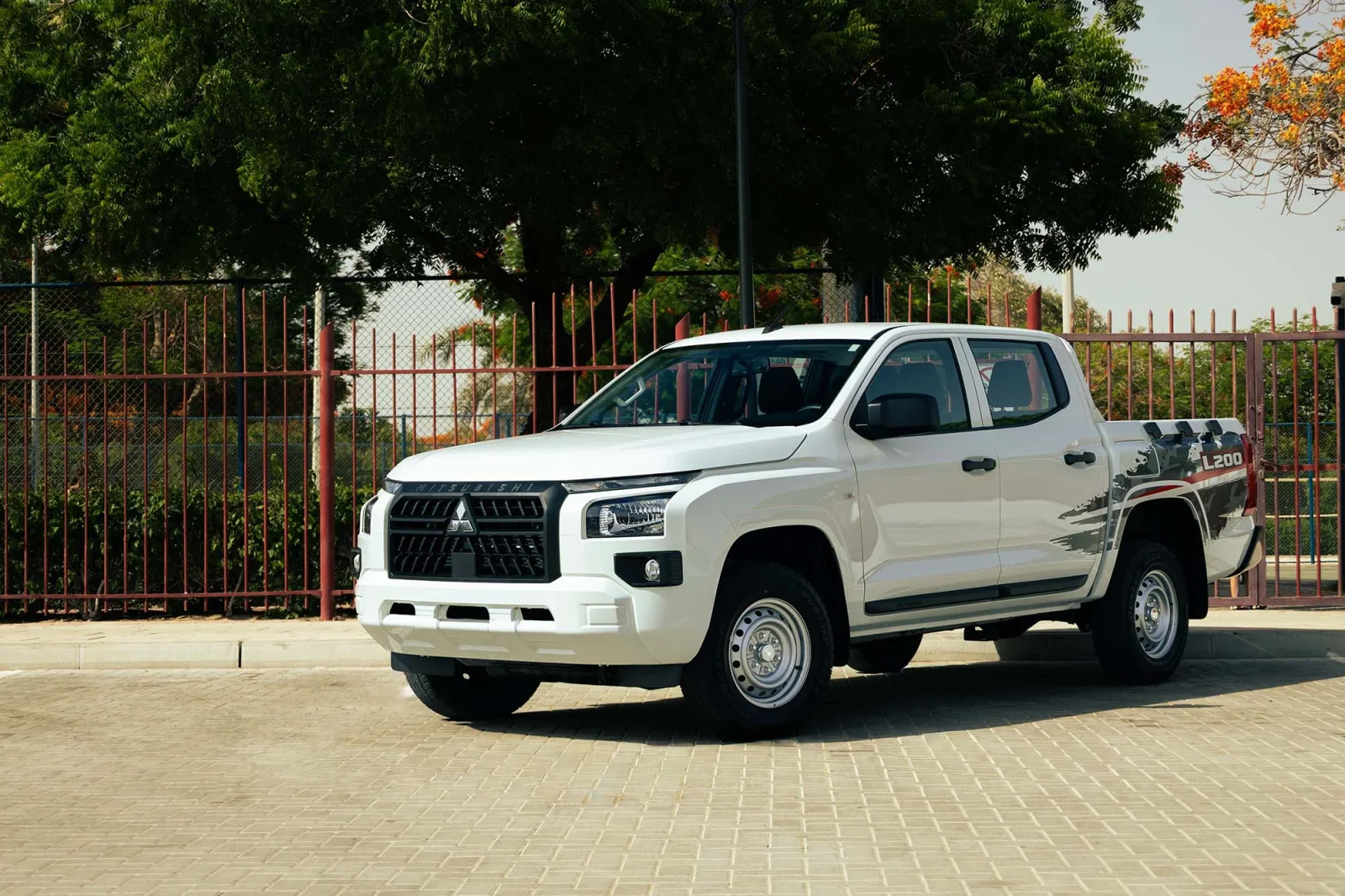 Huren Mitsubishi L200  Wit 2026 in Abu Dhabi - 3 