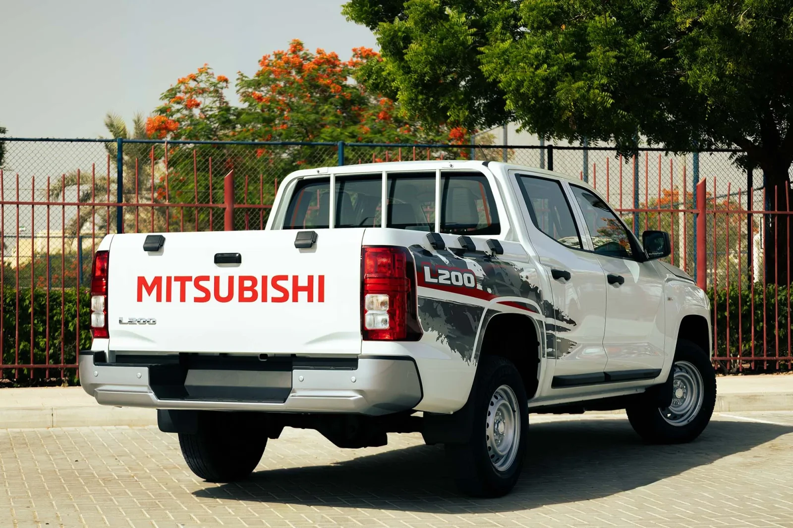 Huren Mitsubishi L200  Wit 2026 in Abu Dhabi - 8 