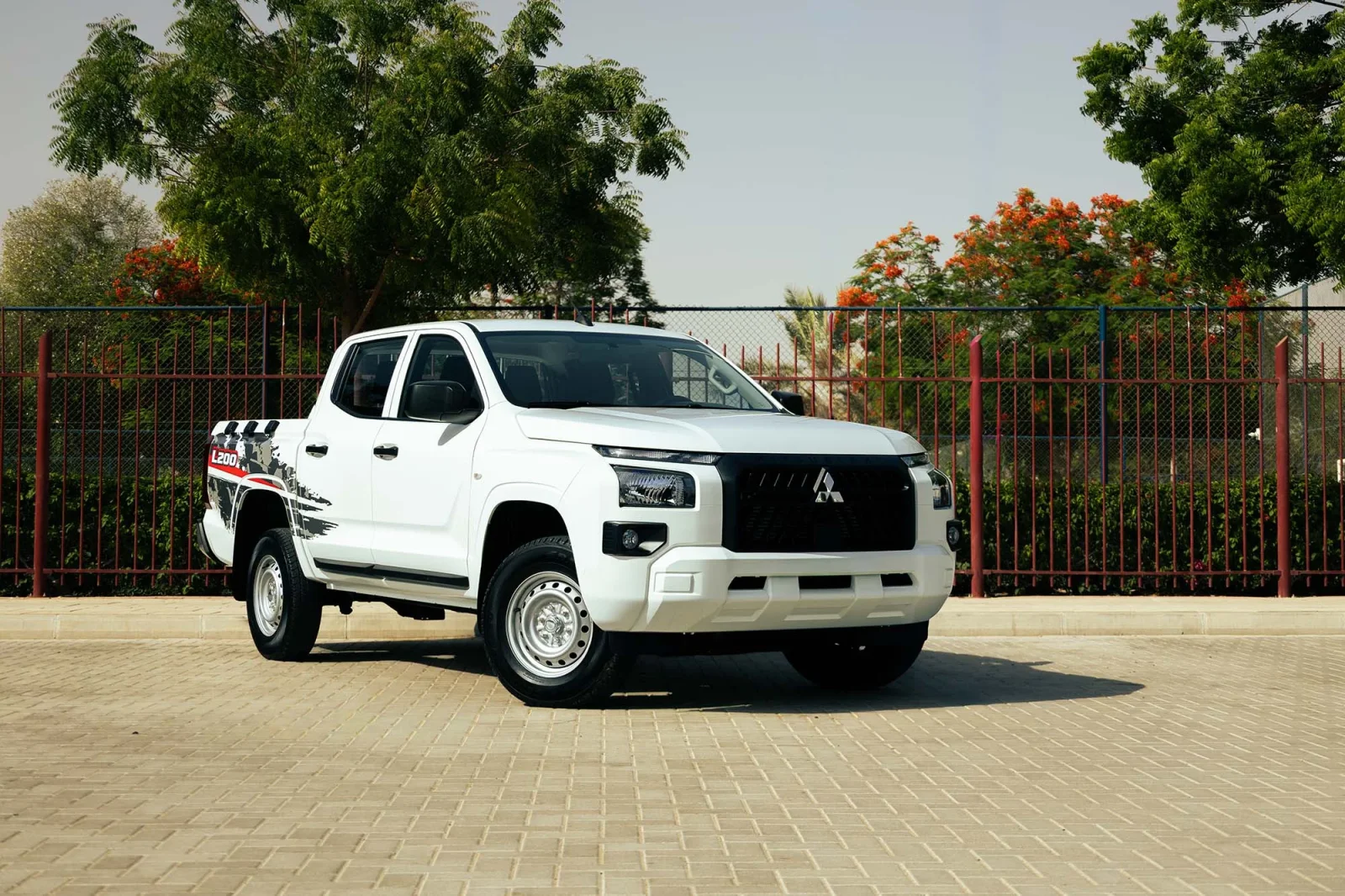Huren Mitsubishi L200  Wit 2026 in Abu Dhabi