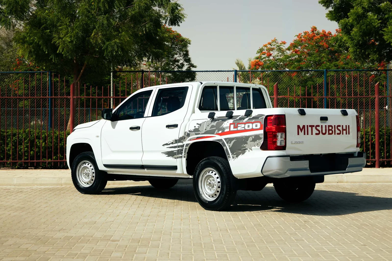 Huren Mitsubishi L200  Wit 2026 in Abu Dhabi - 9 