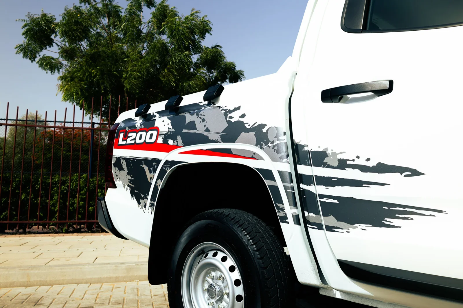 Huren Mitsubishi L200  Wit 2026 in Abu Dhabi - 11 