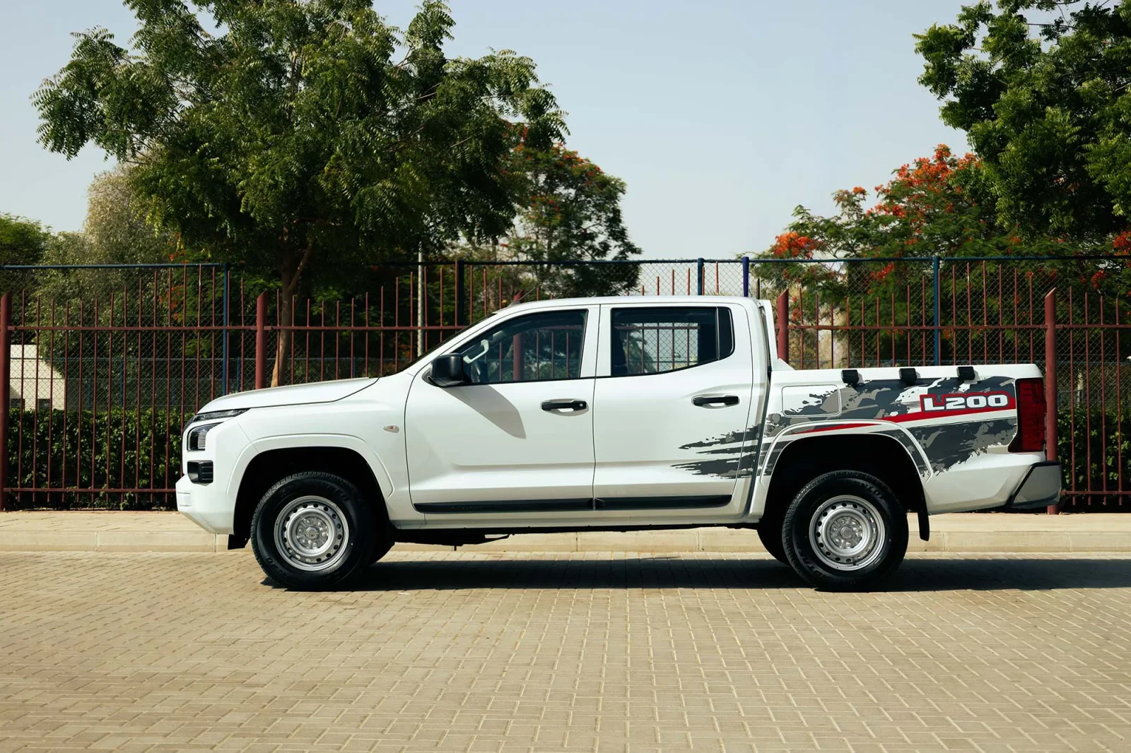 Huren Mitsubishi L200  Wit 2026 in Abu Dhabi - 2 