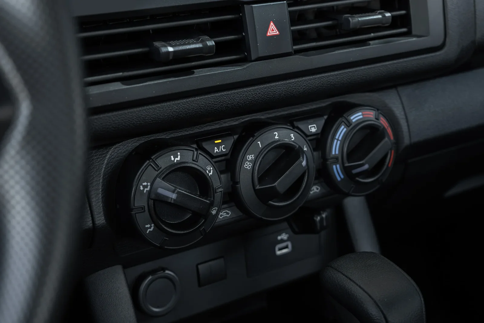 Huren Mitsubishi L200  Wit 2026 in Abu Dhabi - 14 