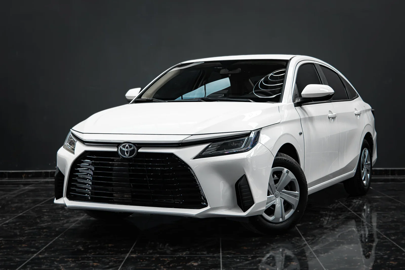 Huren Toyota Yaris  Wit 2026 in Abu Dhabi