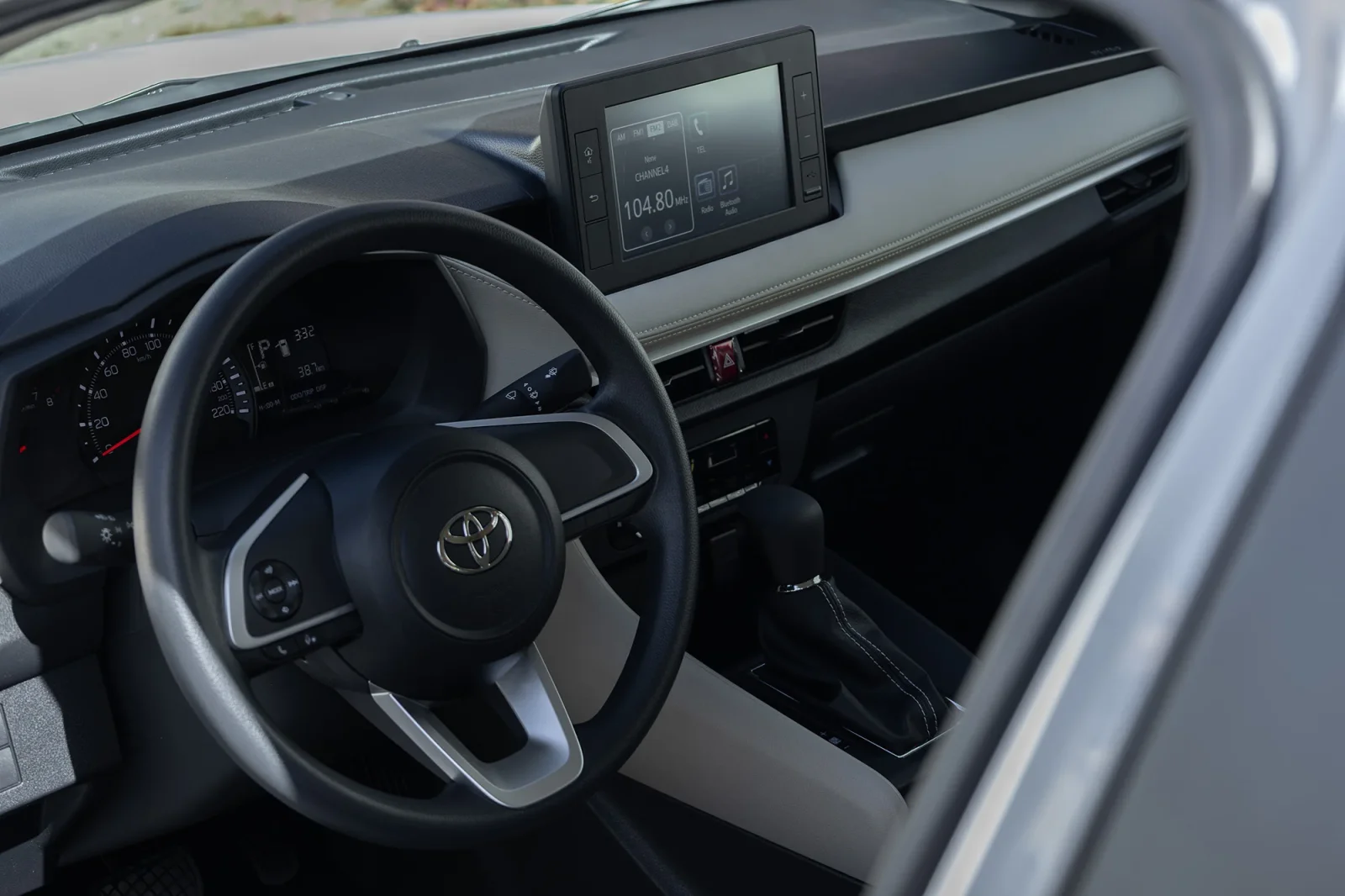 Huren Toyota Yaris  Wit 2026 in Abu Dhabi