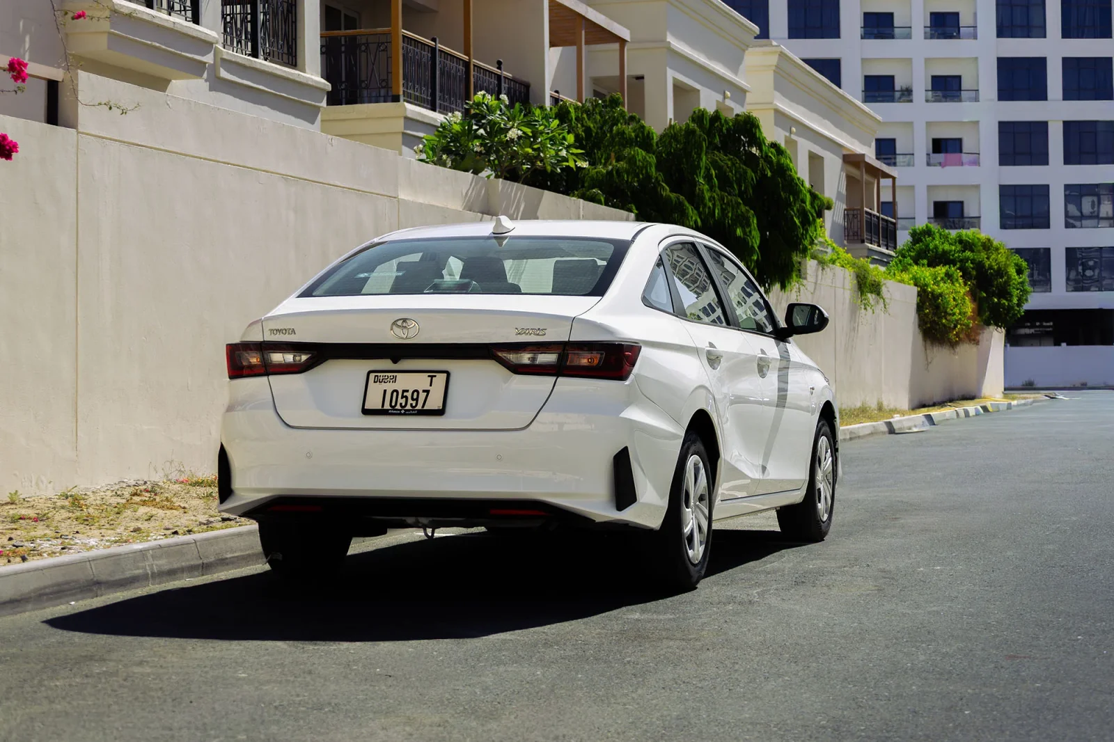 Huren Toyota Yaris  Wit 2026 in Abu Dhabi - 11 