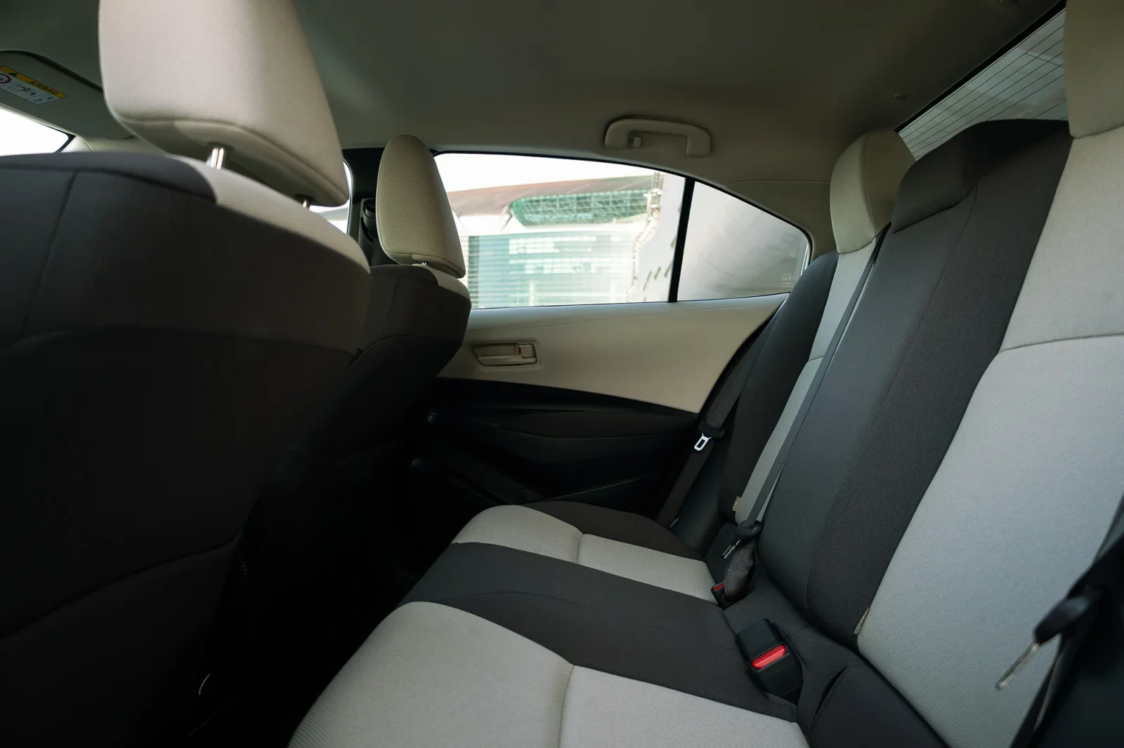 Loyer Toyota Corolla  Blanc 2026 en Abou Dabi - 7 