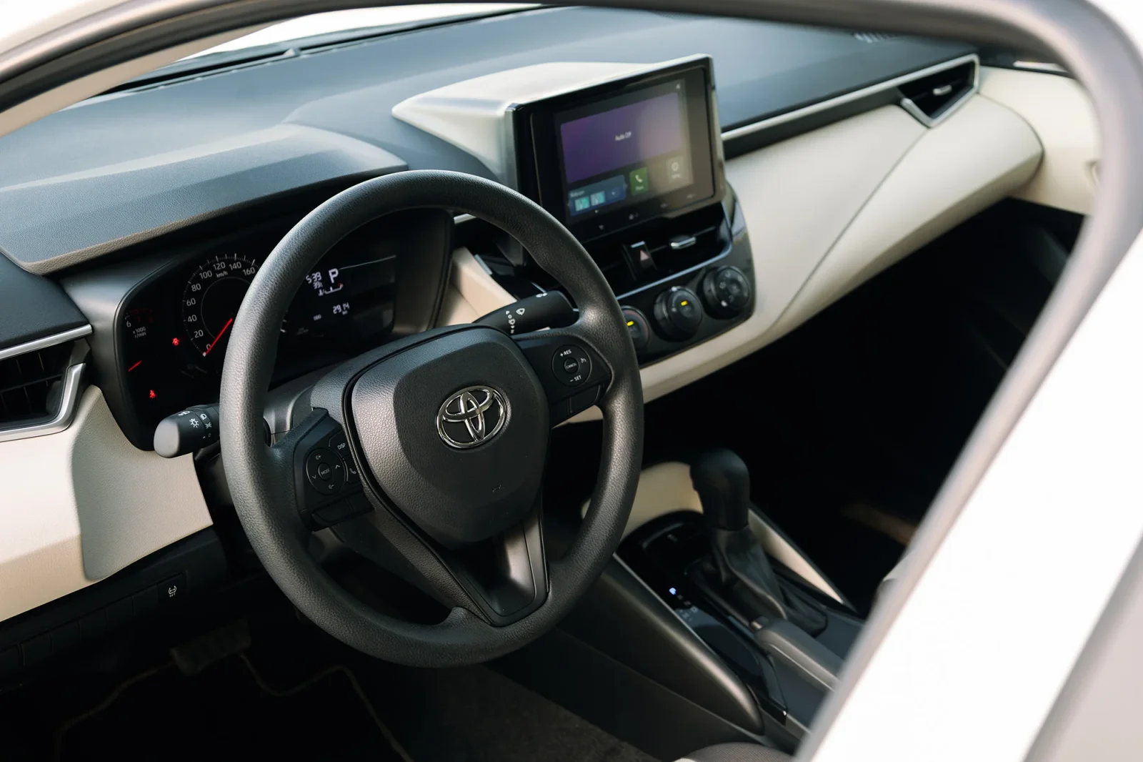 Huren Toyota Corolla  Wit 2026 in Abu Dhabi - 3 