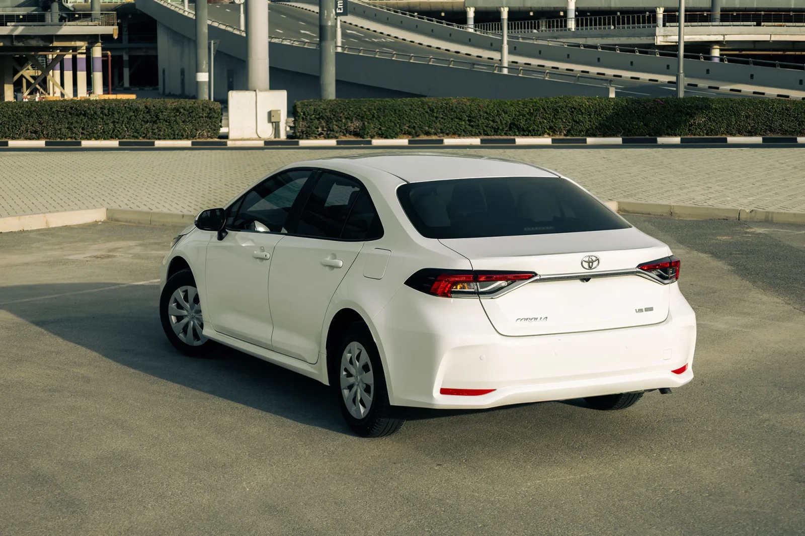 Huren Toyota Corolla  Wit 2026 in Abu Dhabi - 8 