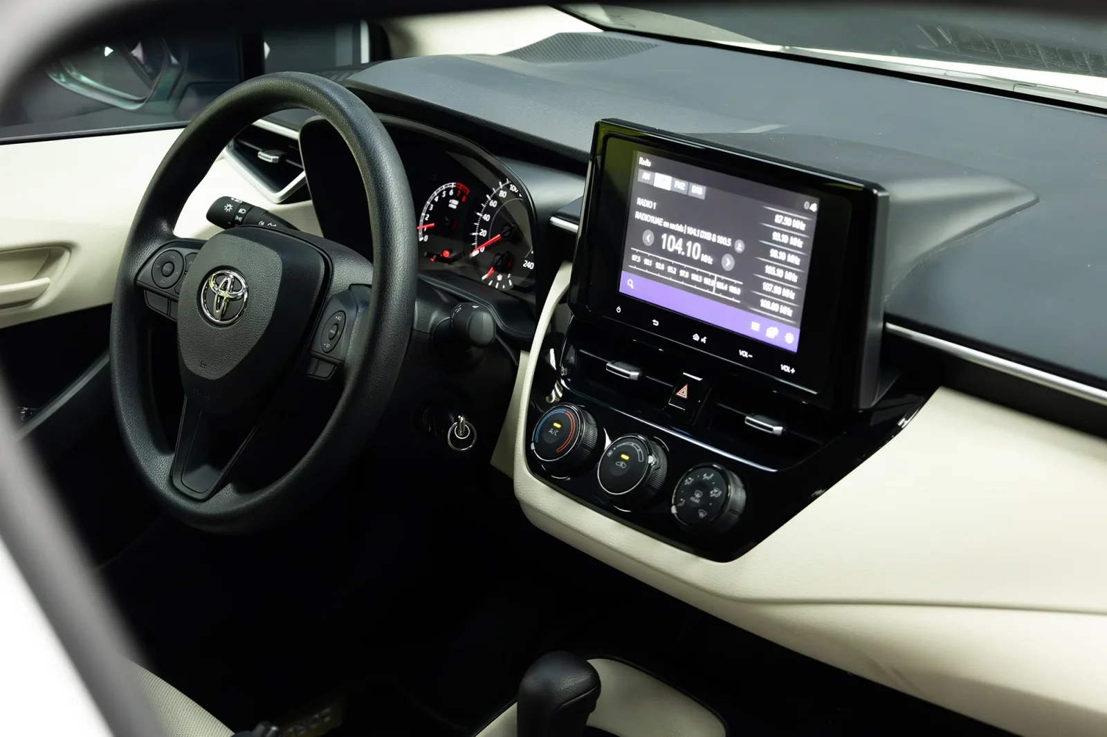 Huren Toyota Corolla  Wit 2026 in Abu Dhabi - 2 