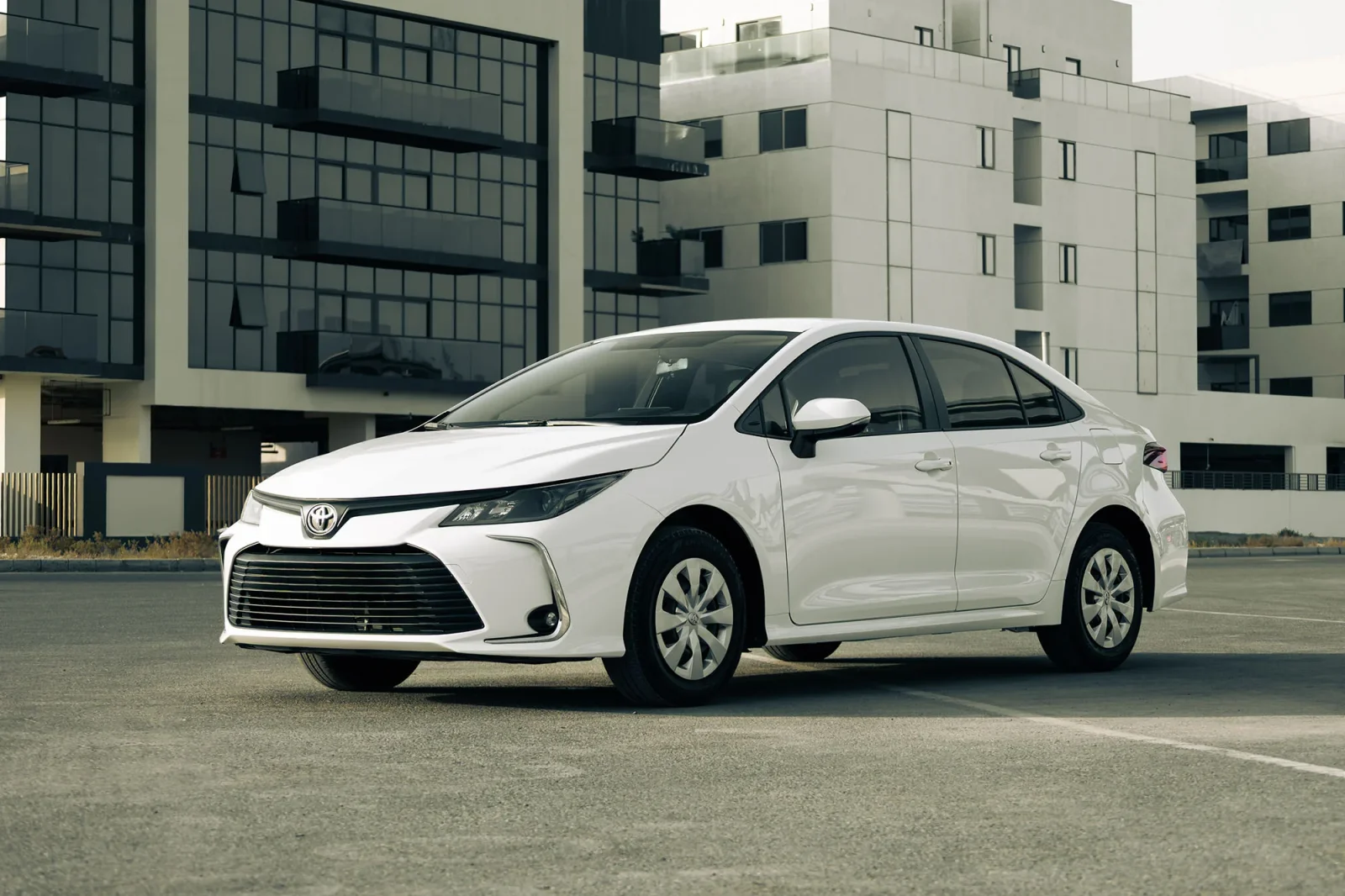 Huren Toyota Corolla  Wit 2026 in Abu Dhabi - 9 