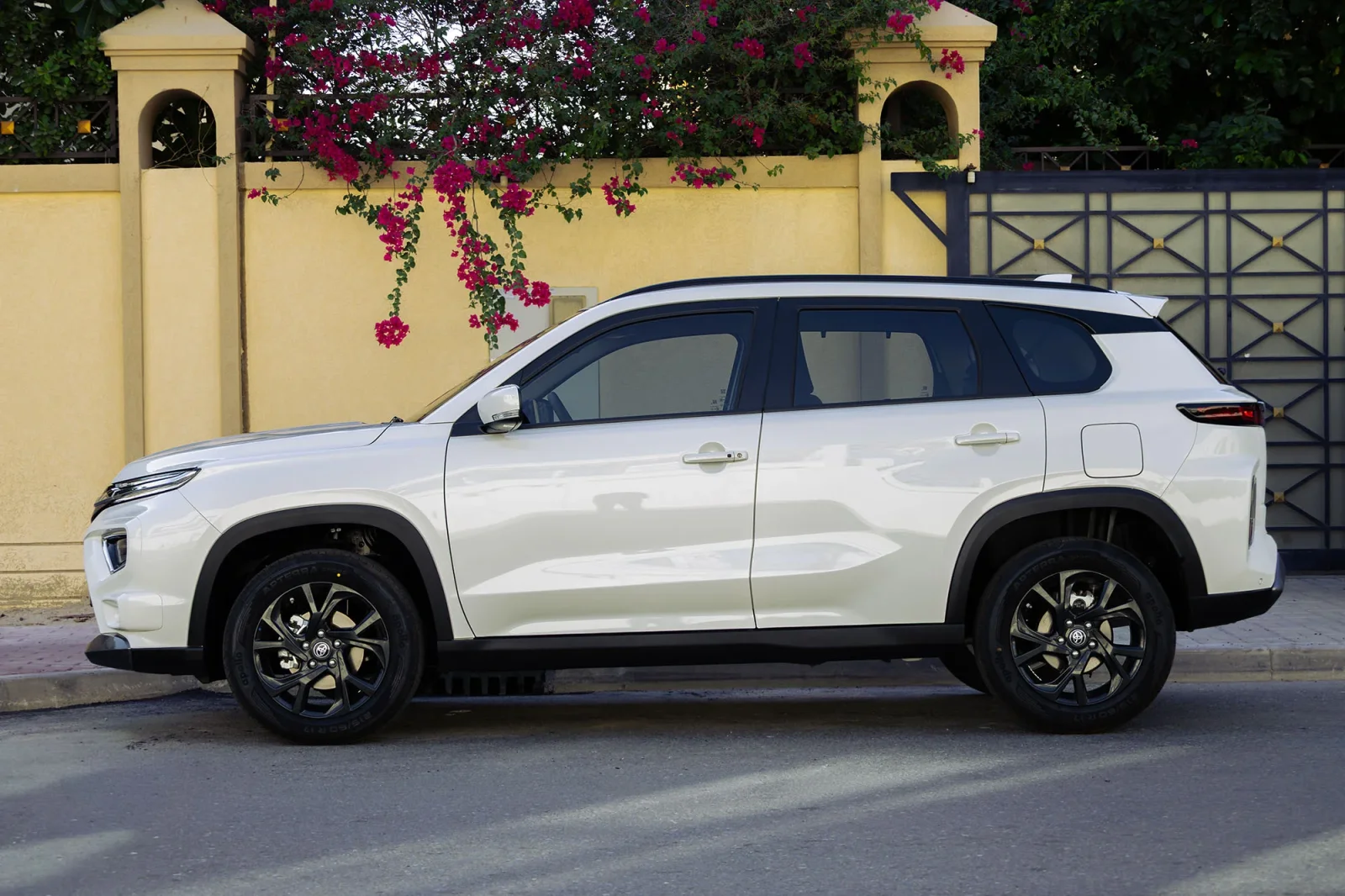 Huren Toyota Urban Cruiser  Wit 2026 in Abu Dhabi - 8 