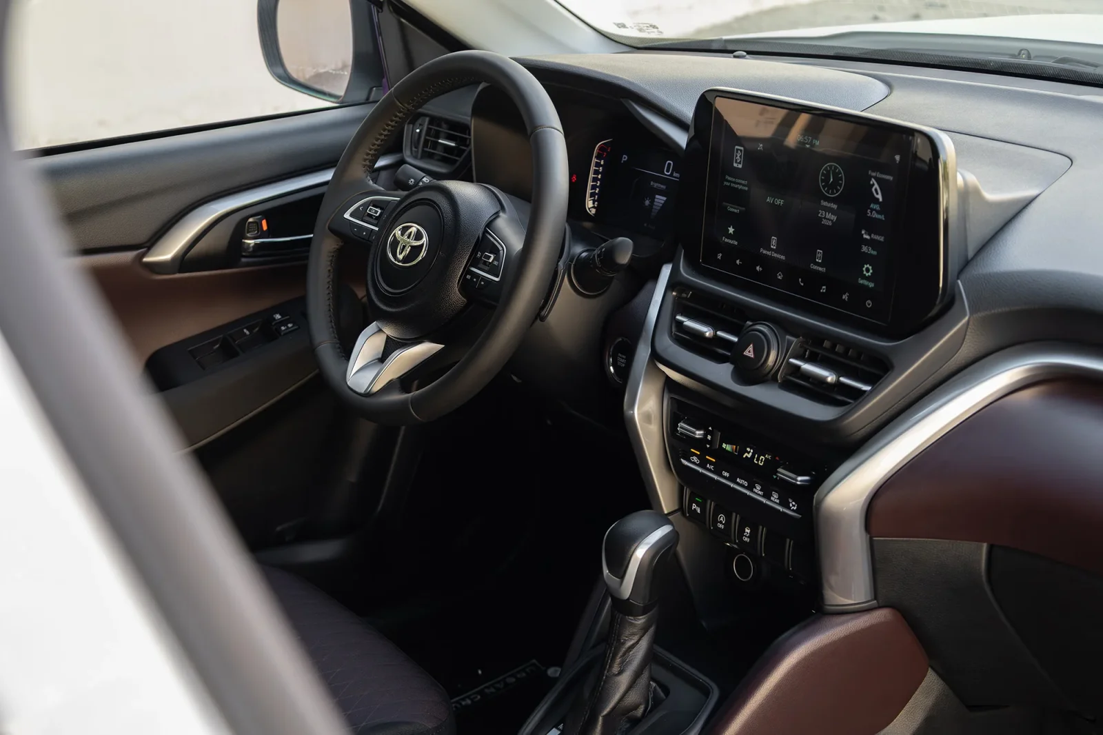 Huren Toyota Urban Cruiser  Wit 2026 in Abu Dhabi - 4 