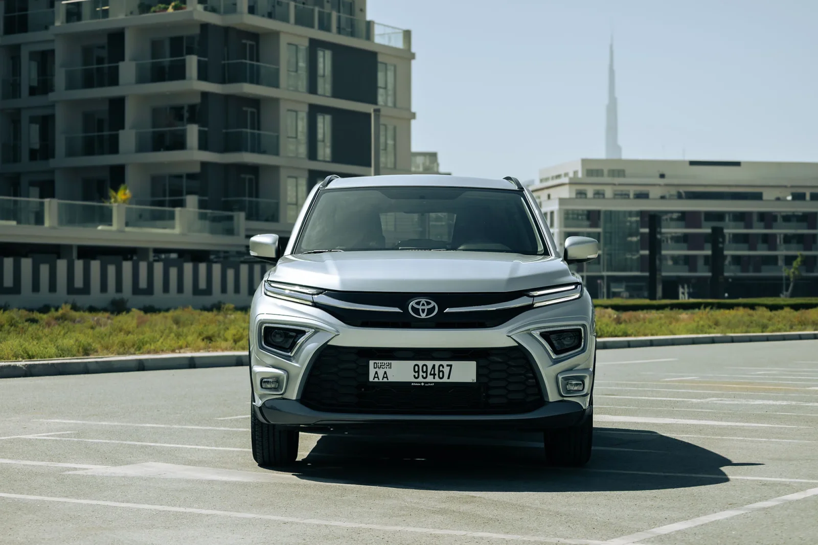 Huren Toyota Urban Cruiser  Zilver 2026 in Abu Dhabi - 2 