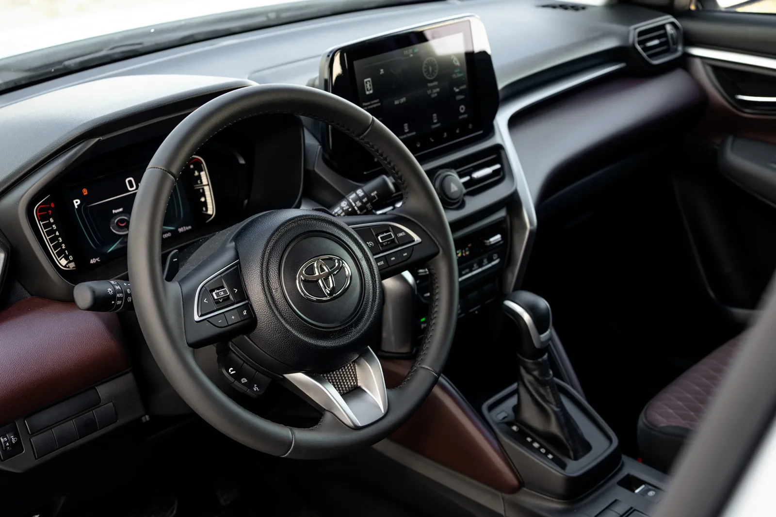 Huren Toyota Urban Cruiser  Zilver 2026 in Abu Dhabi - 5 