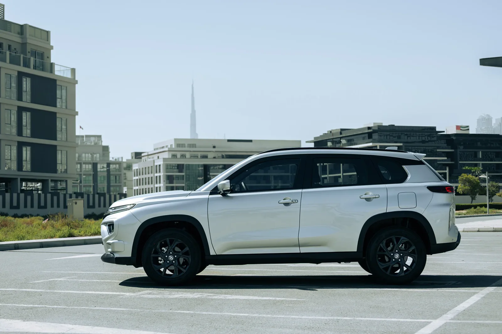 Huren Toyota Urban Cruiser  Zilver 2026 in Abu Dhabi - 3 