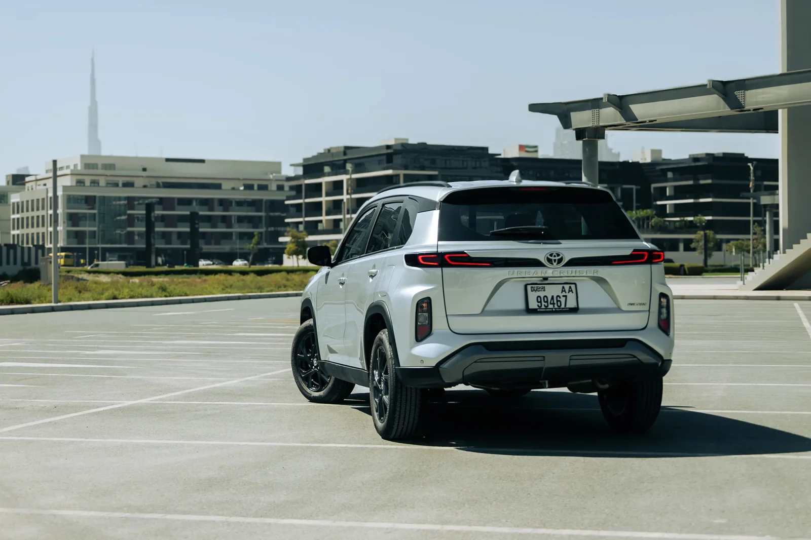 Huren Toyota Urban Cruiser  Zilver 2026 in Abu Dhabi - 10 