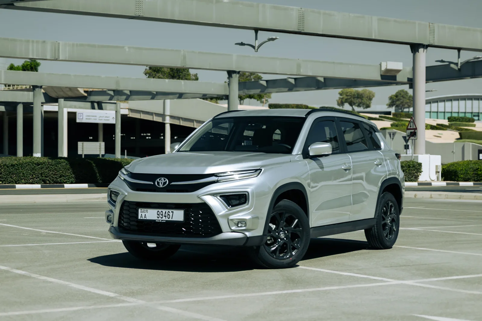 Huren Toyota Urban Cruiser  Zilver 2026 in Abu Dhabi - 4 
