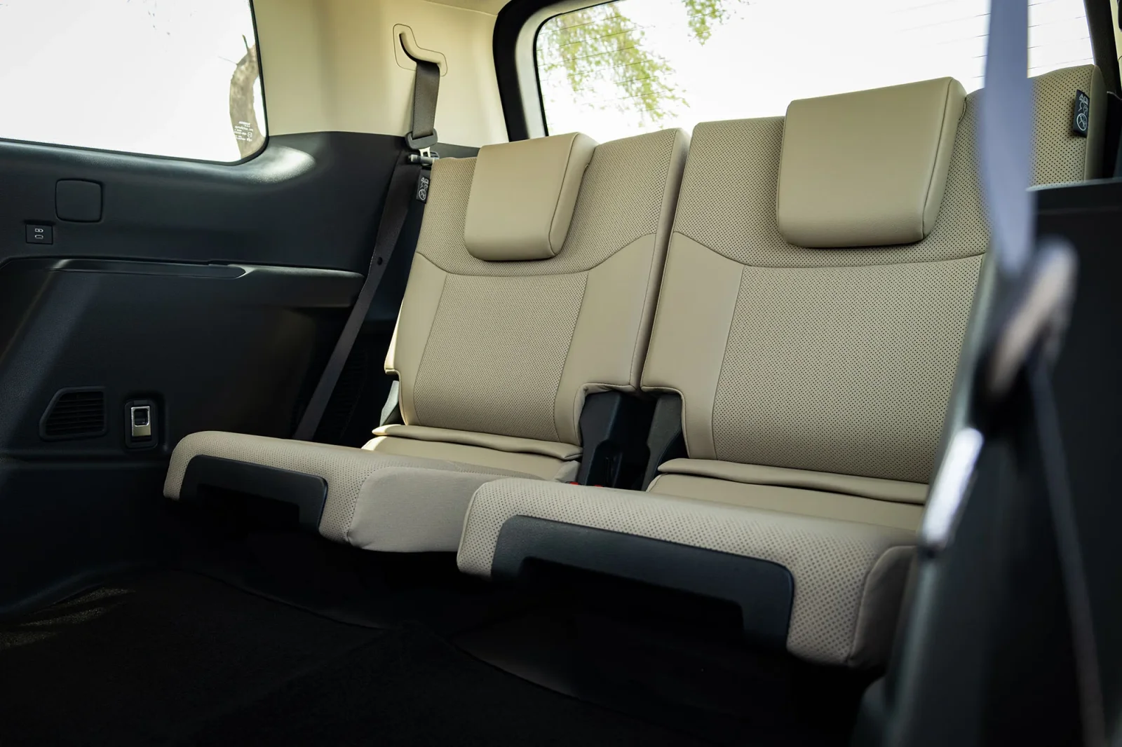 Huren Toyota Land Cruiser Prado  Wit 2026 in Abu Dhabi - 15 