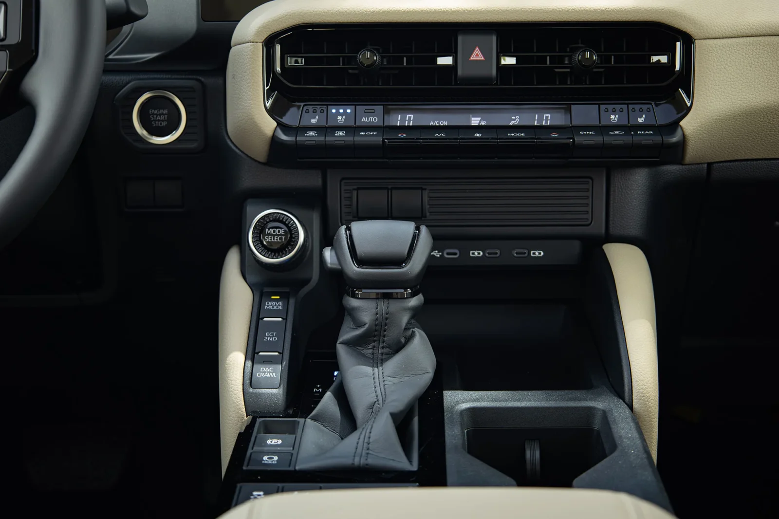 Huren Toyota Land Cruiser Prado  Wit 2026 in Abu Dhabi - 12 