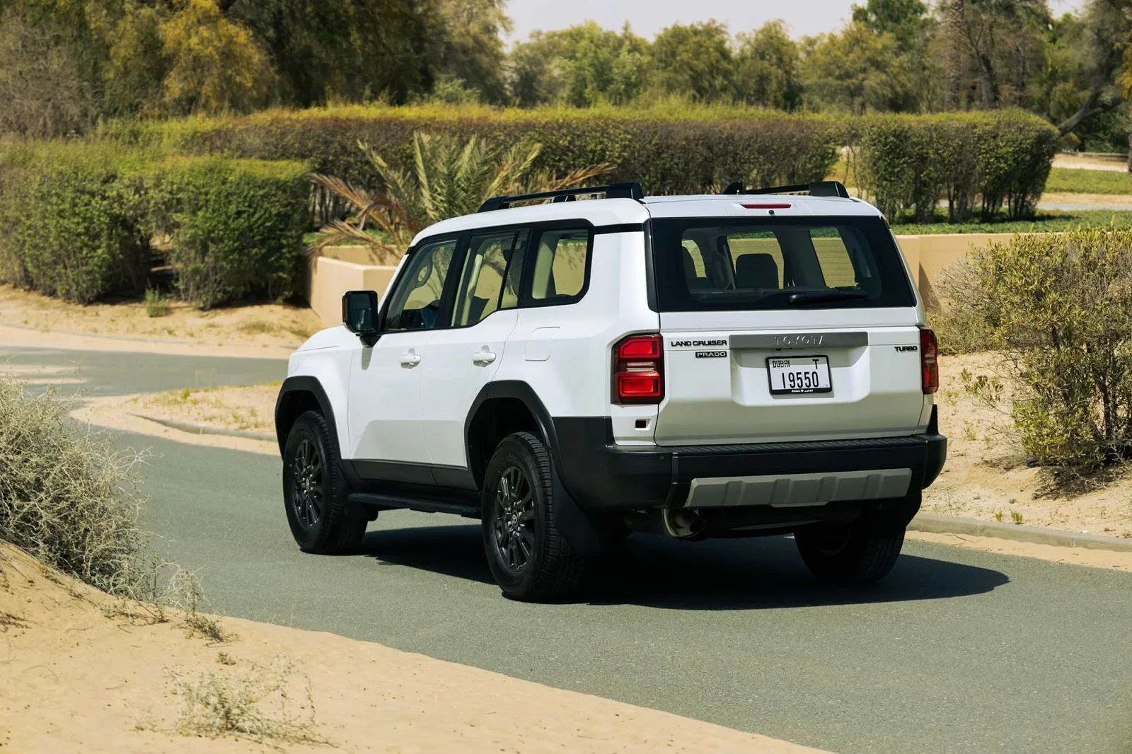 Huren Toyota Land Cruiser Prado  Wit 2026 in Abu Dhabi - 3 