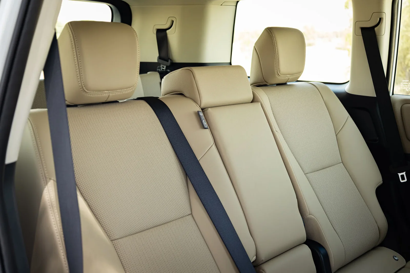 Huren Toyota Land Cruiser Prado  Wit 2026 in Abu Dhabi - 14 