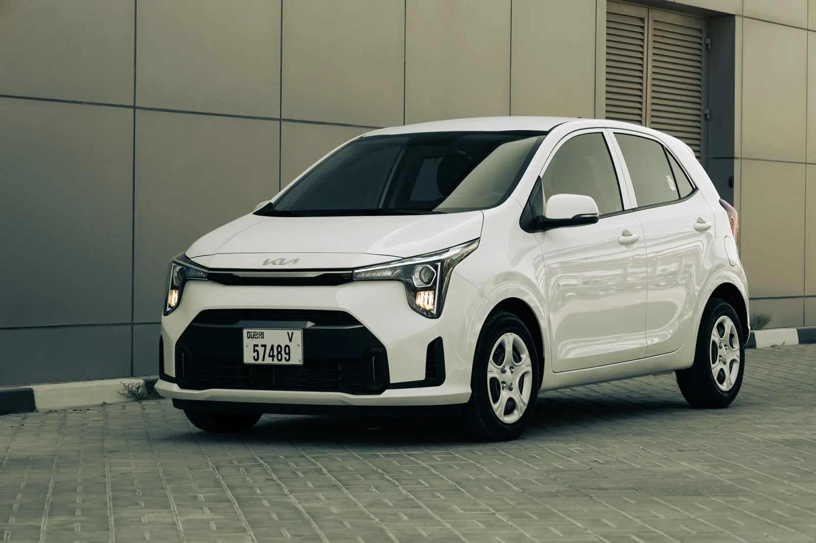 Huren Kia Picanto  Wit 2026 in Abu Dhabi - 8 
