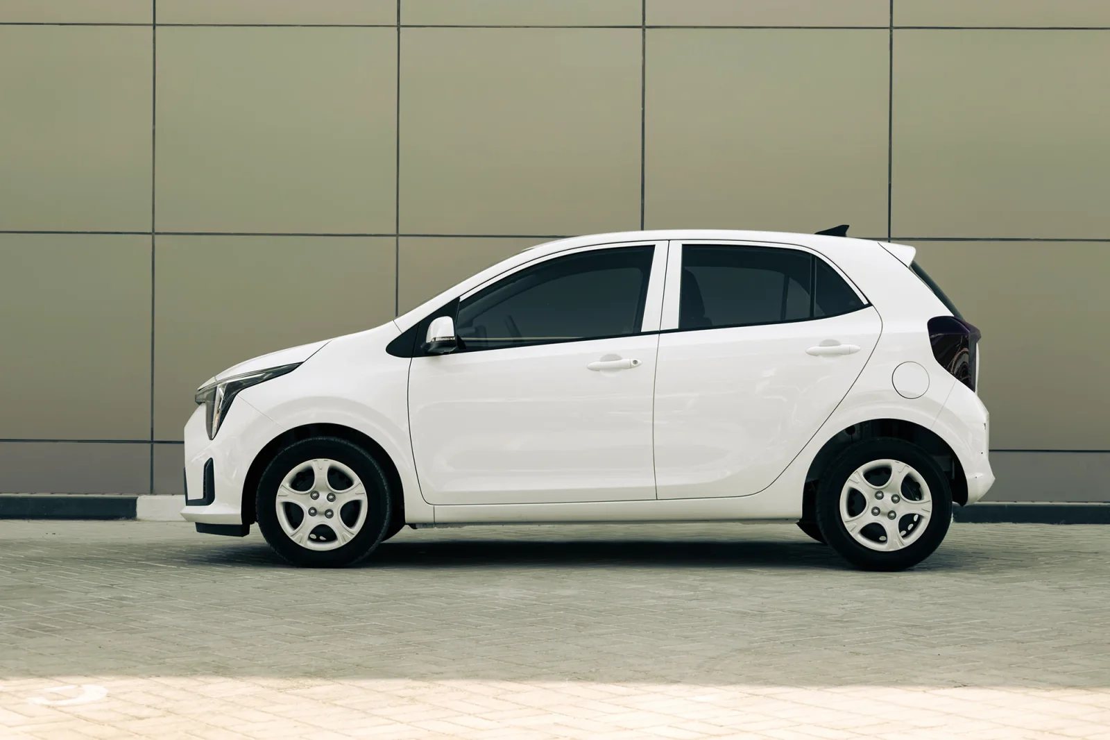 Huren Kia Picanto  Wit 2026 in Abu Dhabi - 13 