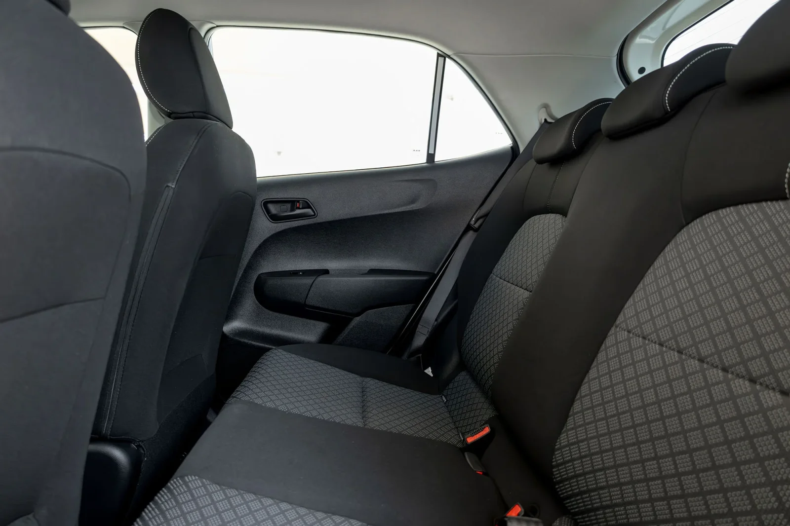Huren Kia Picanto  Wit 2026 in Abu Dhabi - 6 